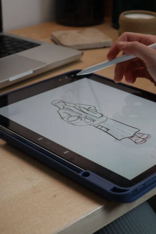 Ruka crta digitalnu skicu stylusom na tabletu