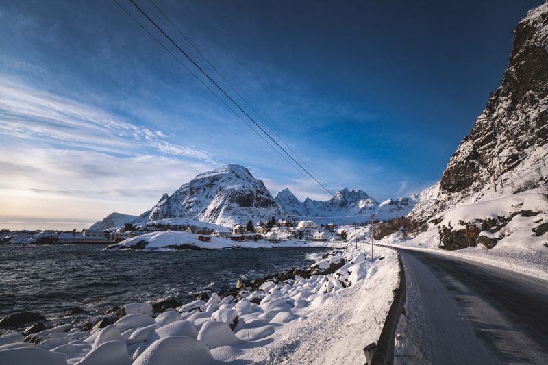 Peisaj de iarnă spectaculos într-un fiord norvegian