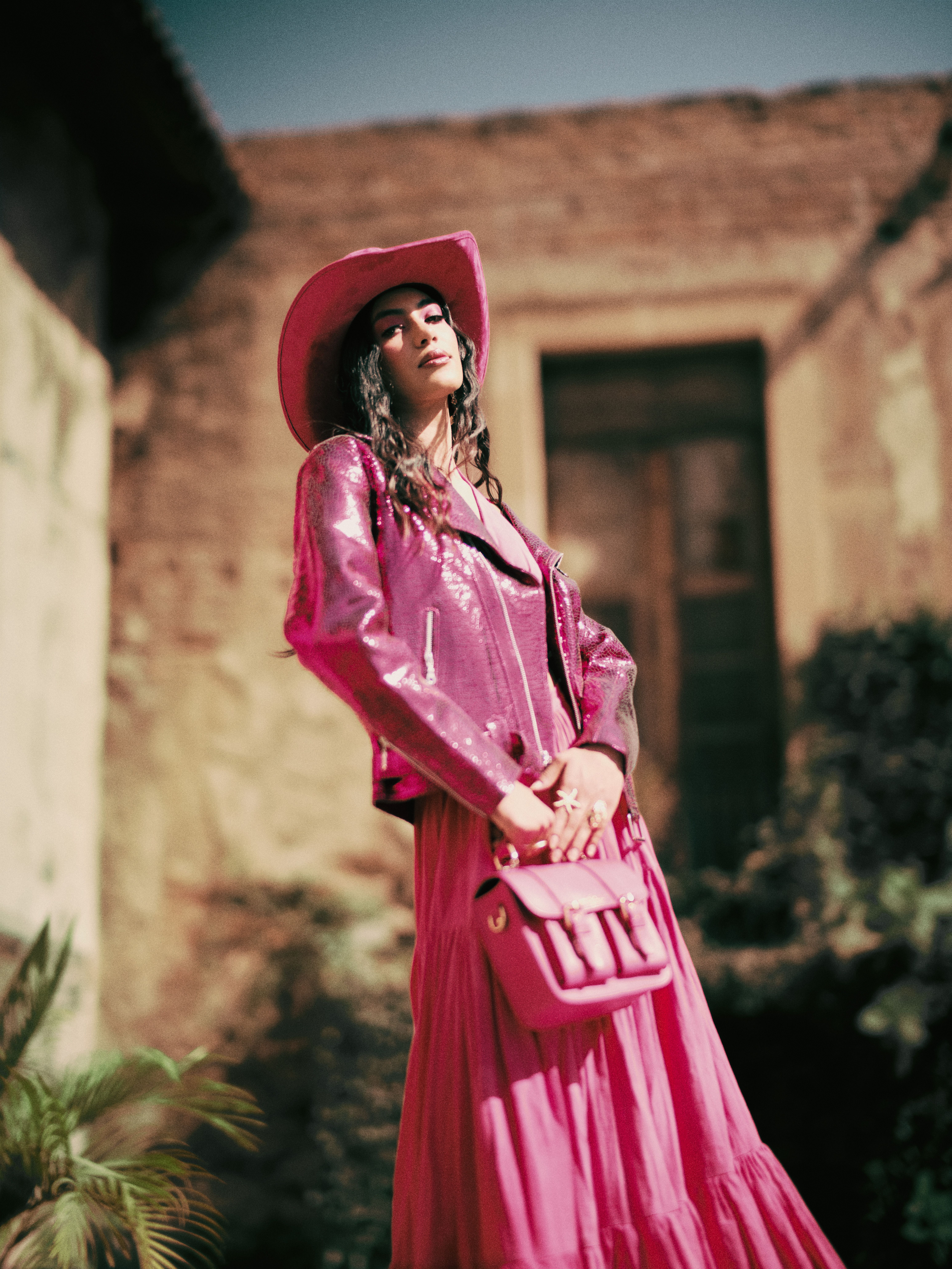 Mulher Elegante Em Roupa Rosa Vibrante Ao Ar Livre · Foto profissional ...