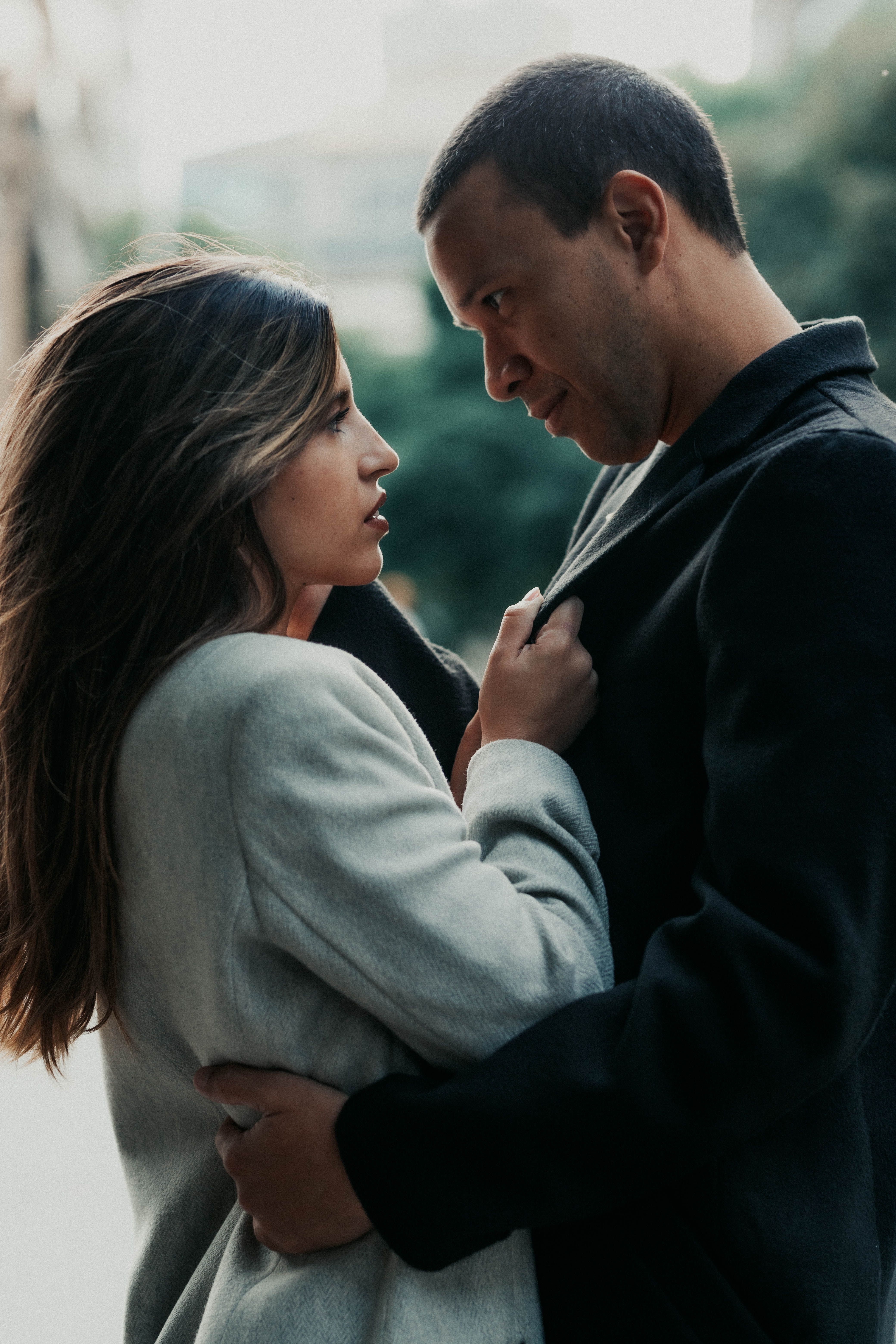 A romantic couple sharing an intimate moment in a city setting, Buenos Aires.
