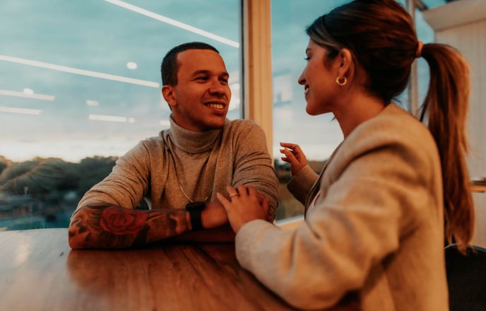 Online dating: starting a conversation on a niche platform