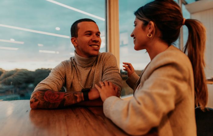 Online dating: starting a conversation on a niche platform