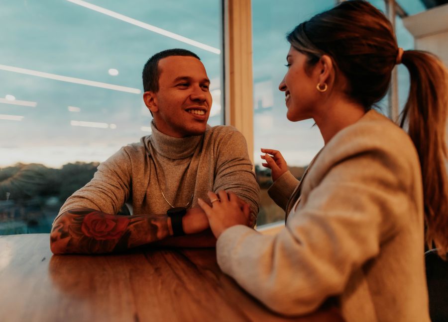 Online dating: starting a conversation on a niche platform