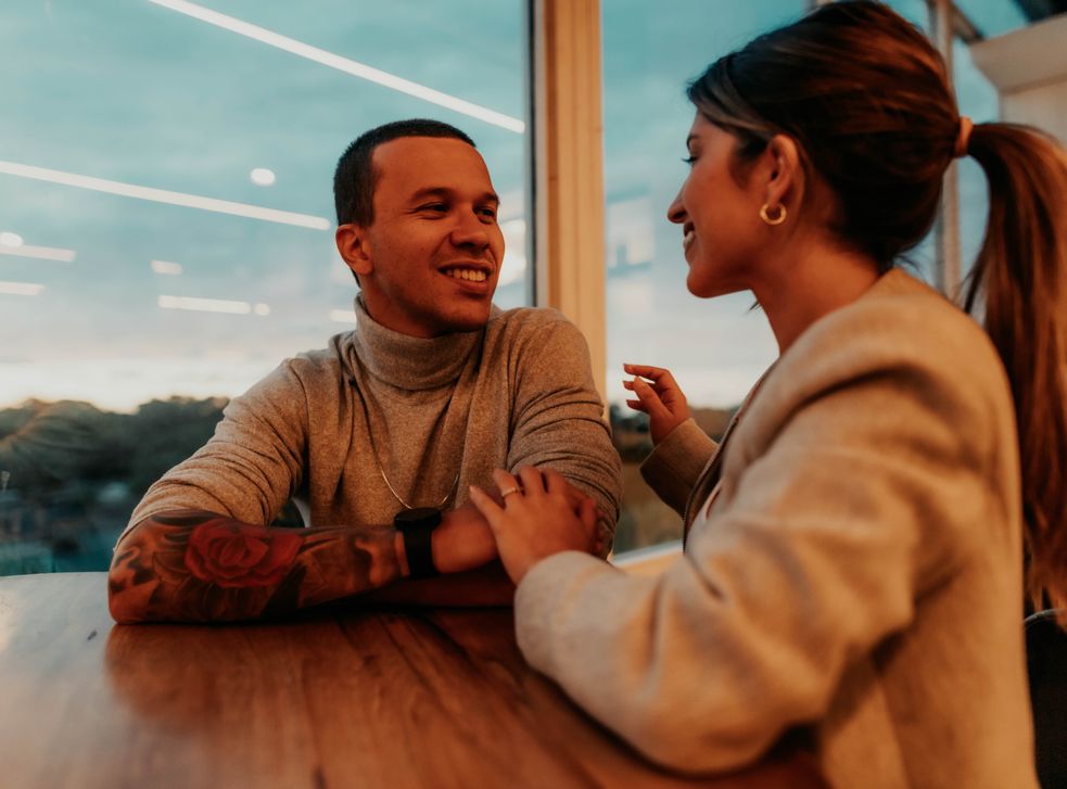 Online dating: starting a conversation on a niche platform