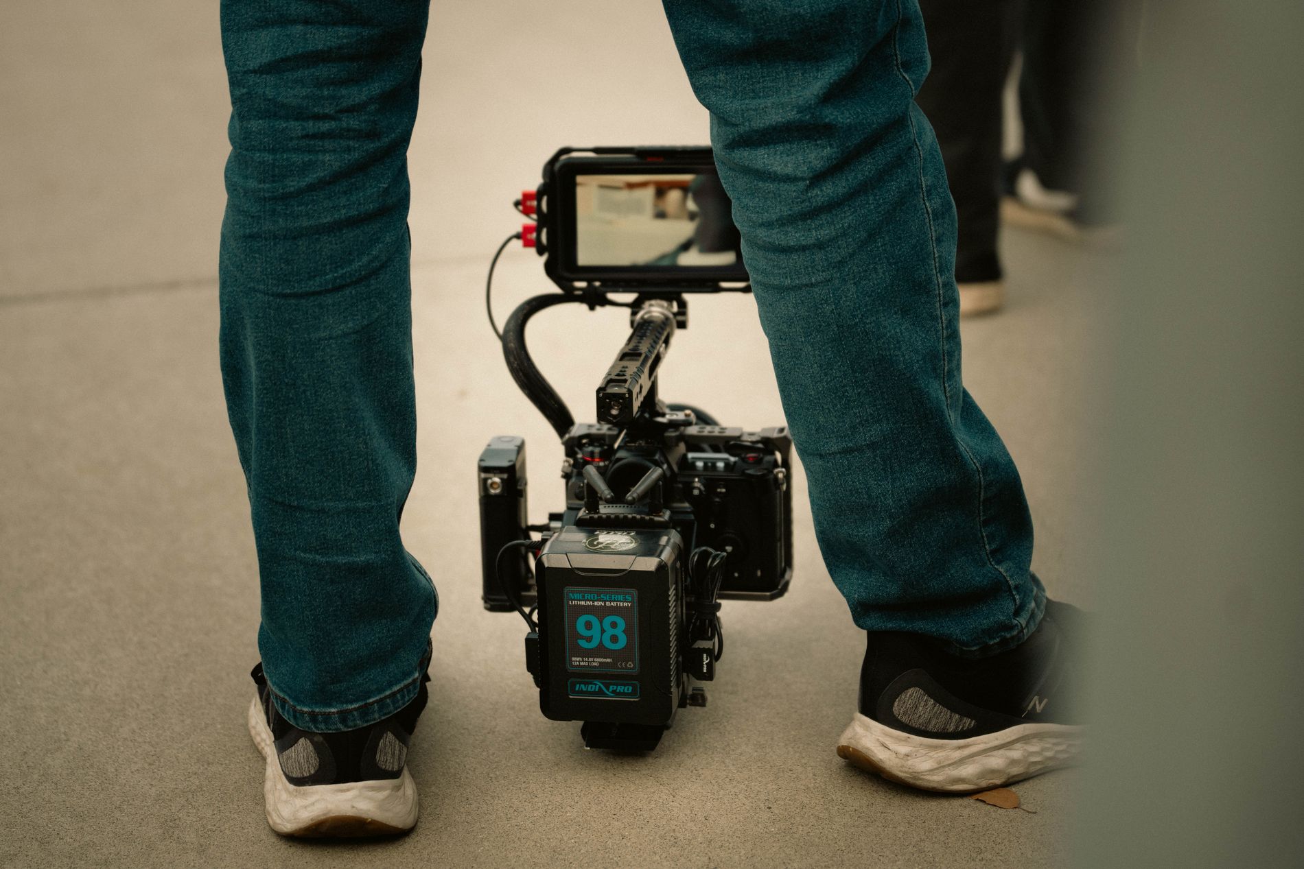 Caméra cinéma professionnelle utilisée sur un tournage extérieur