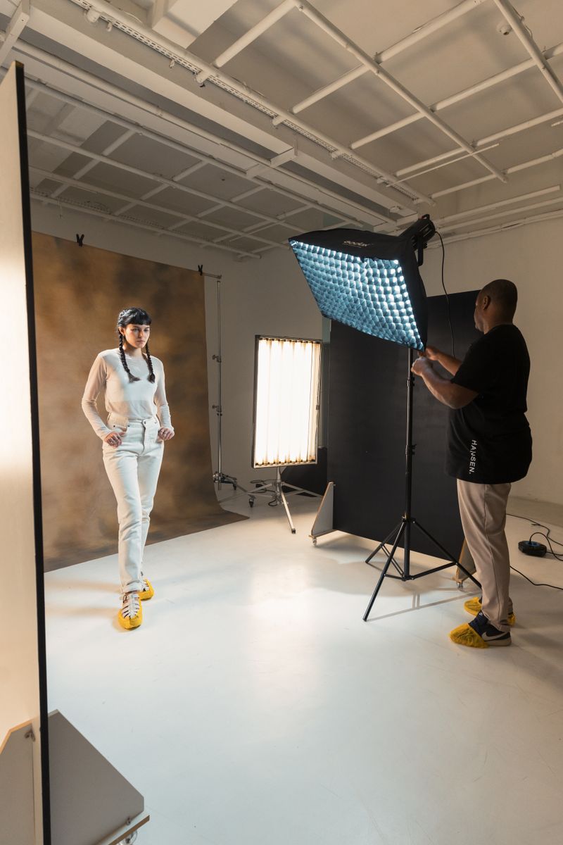 Fotograf arbeitet mit einem Model im Studio