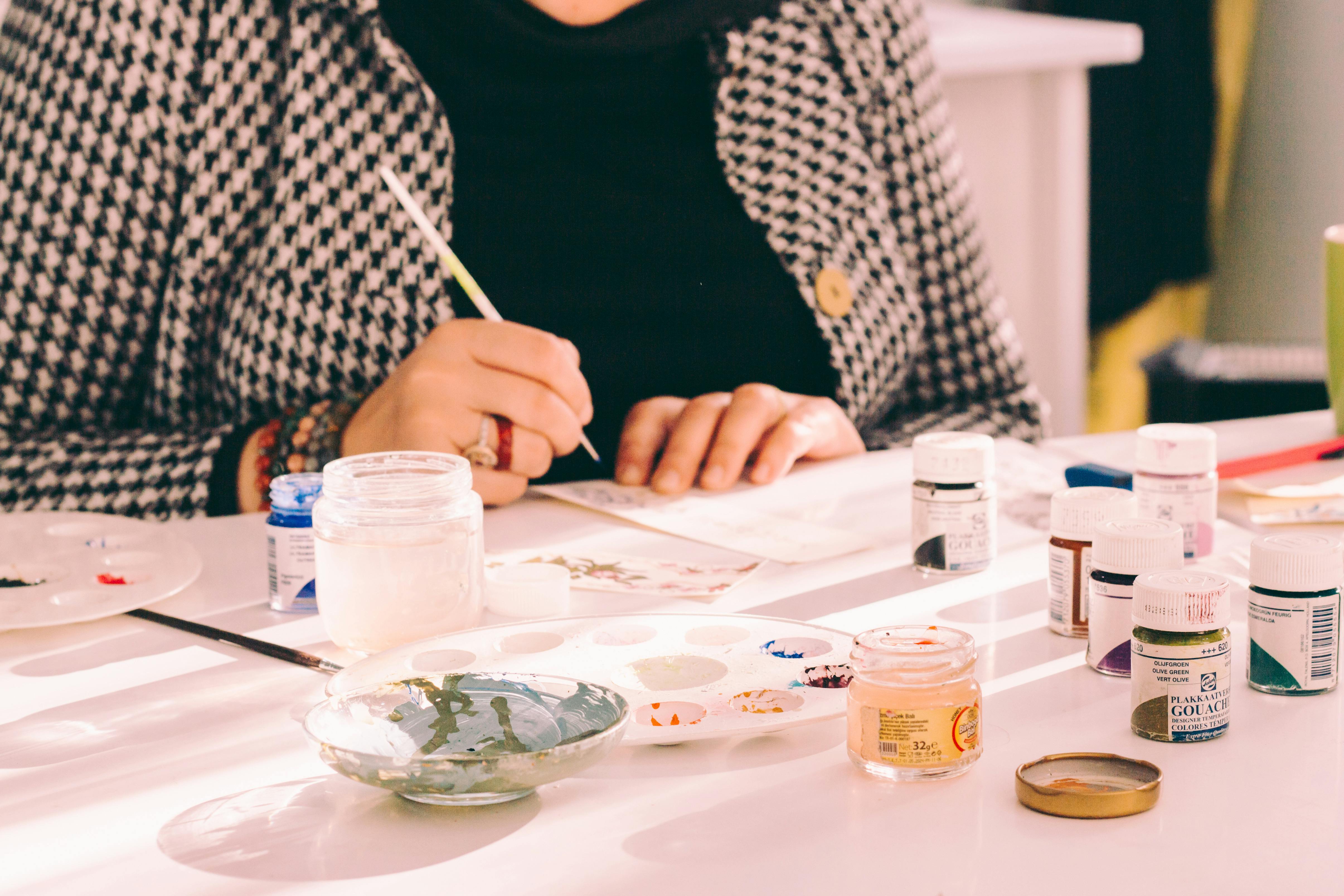 artista pintando com guache