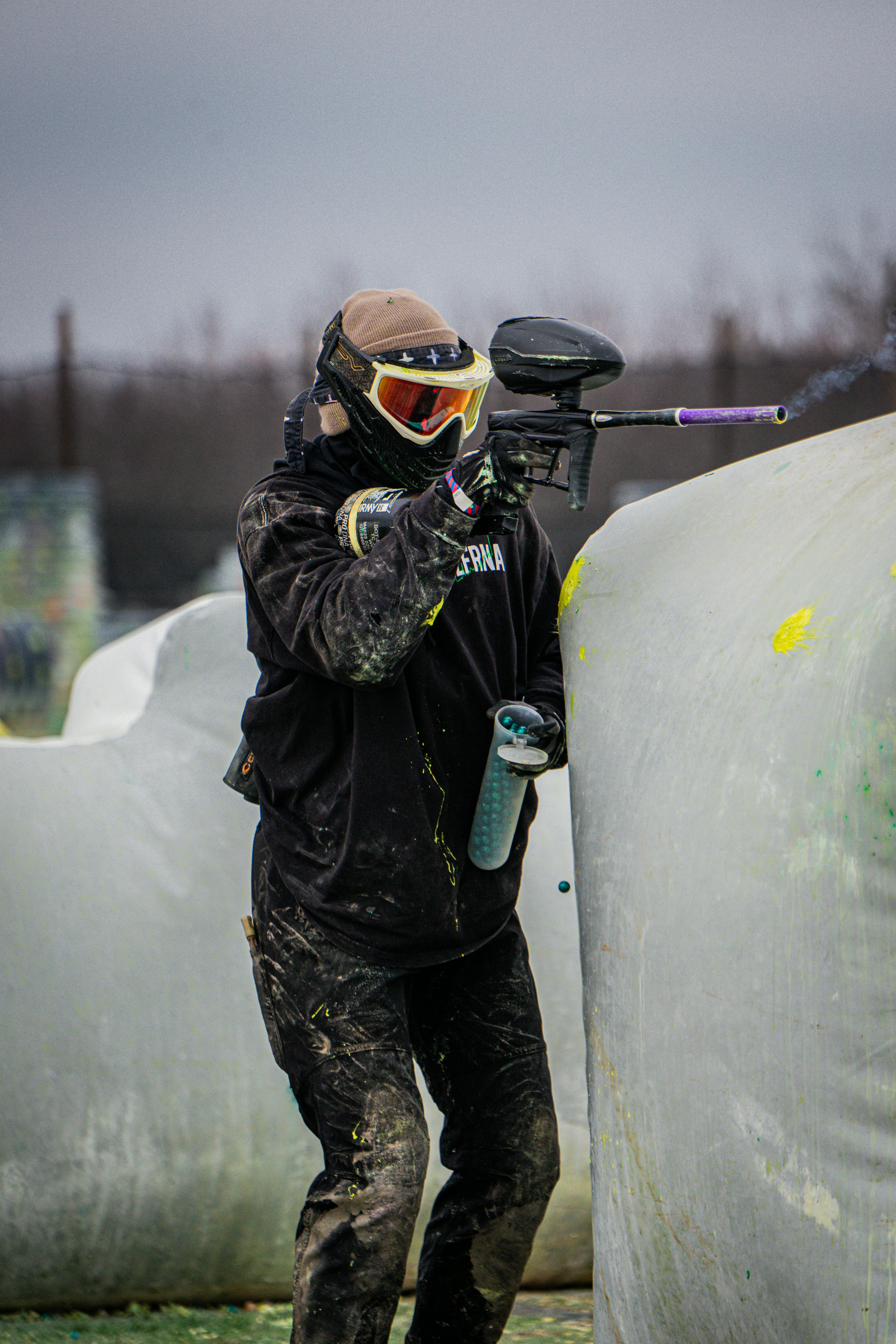 Joueur de paintball dynamique en action lors d'un match à Modesto, Californie. Prescription Goggle Inserts - Dynamic paintball player in action during a game in Modesto, CA.