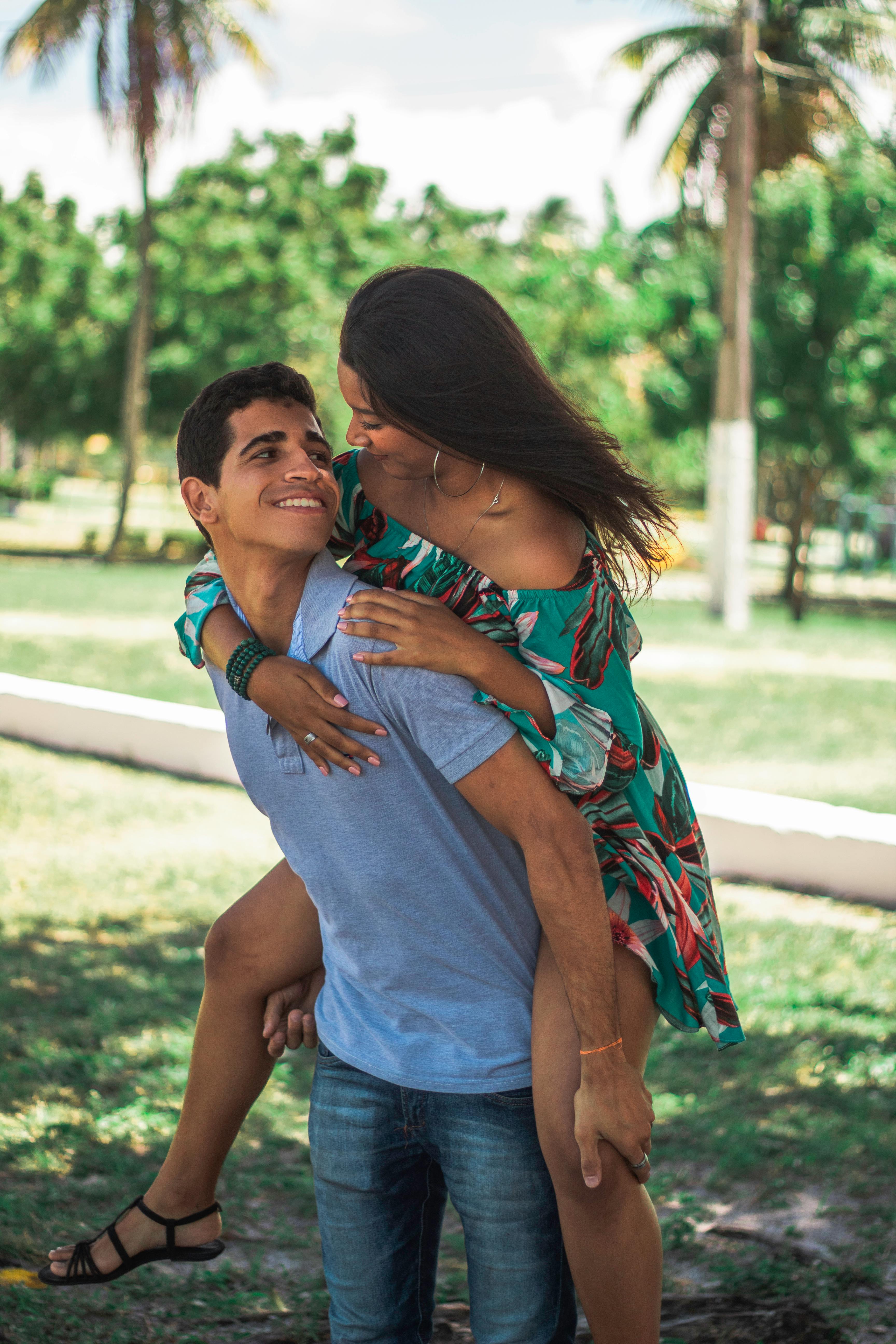 一对幸福的夫妇在绿意盎然的公园里愉快地度过了一天