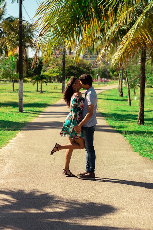Una Pareja Besándose En El Parque · Foto de stock gratuita Una Pareja Besándose En El Parque · Foto de stock gratuita