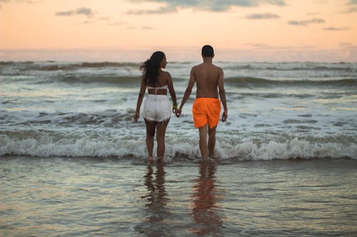 一對情侶走向大海