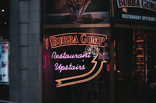 布巴·甘餐厅的霓虹灯广告标志，营造出充满活力的夜生活氛围