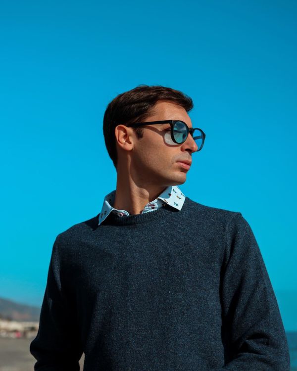 Modelo Masculino Elegante Con Gafas De Sol Al Aire Libre · Foto de ...