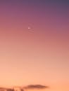 暮色渐染，宁静的天空中，一轮精致的新月悬于柔和的色彩渐变之上