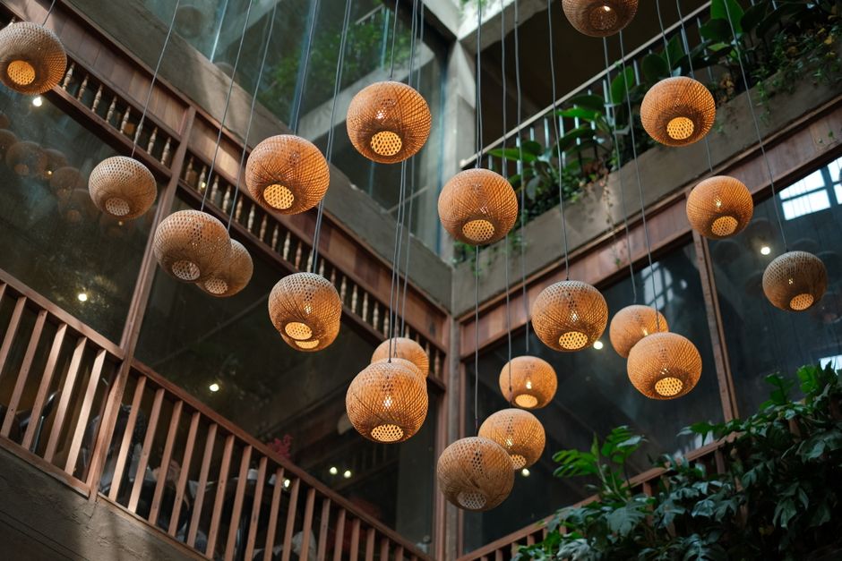 Futuristische hanglamp van gerecycled materiaal. Futuristische hanglamp van gerecycled materiaal.