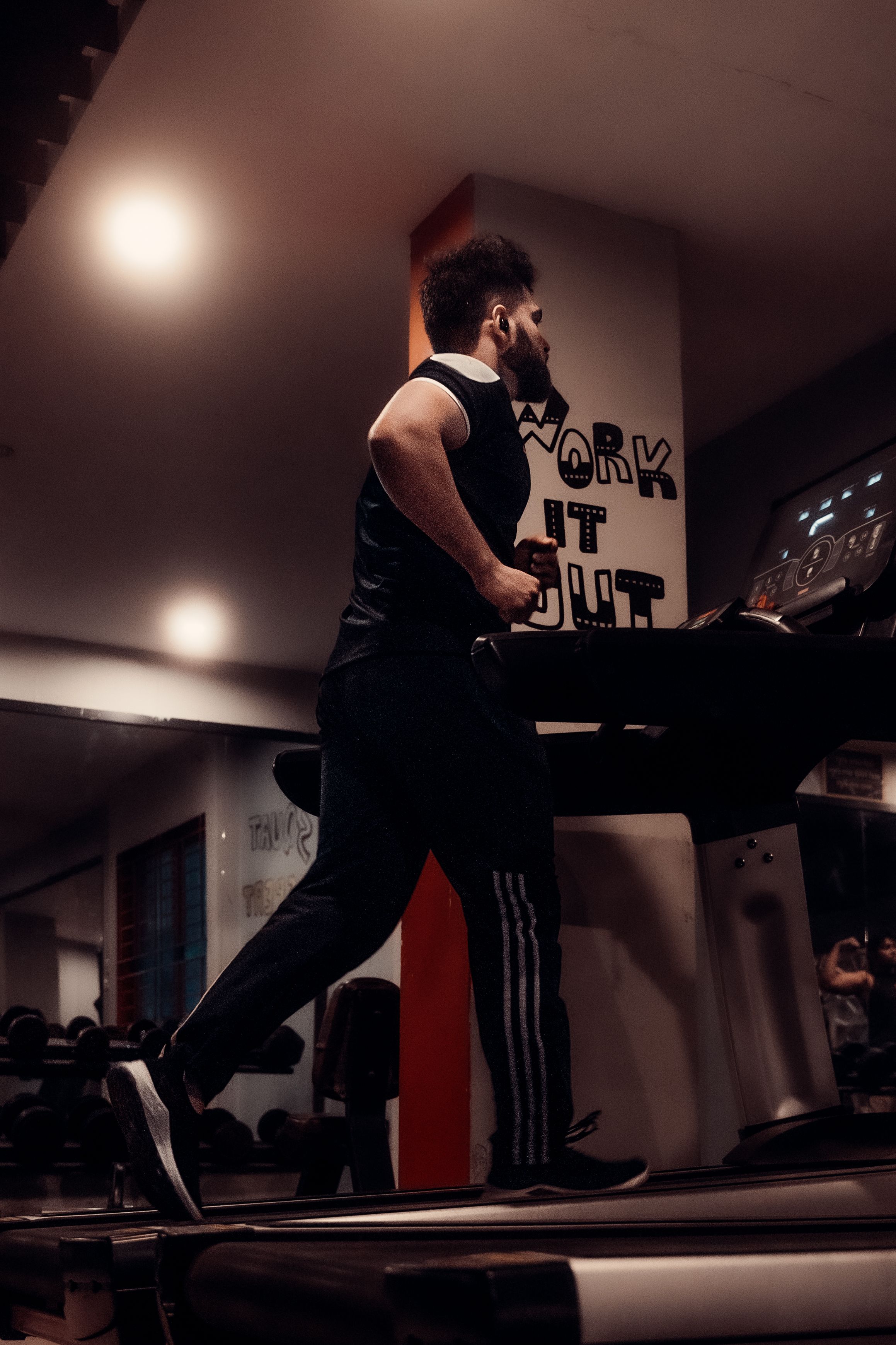 Hombre entrenando con fuerza bruta