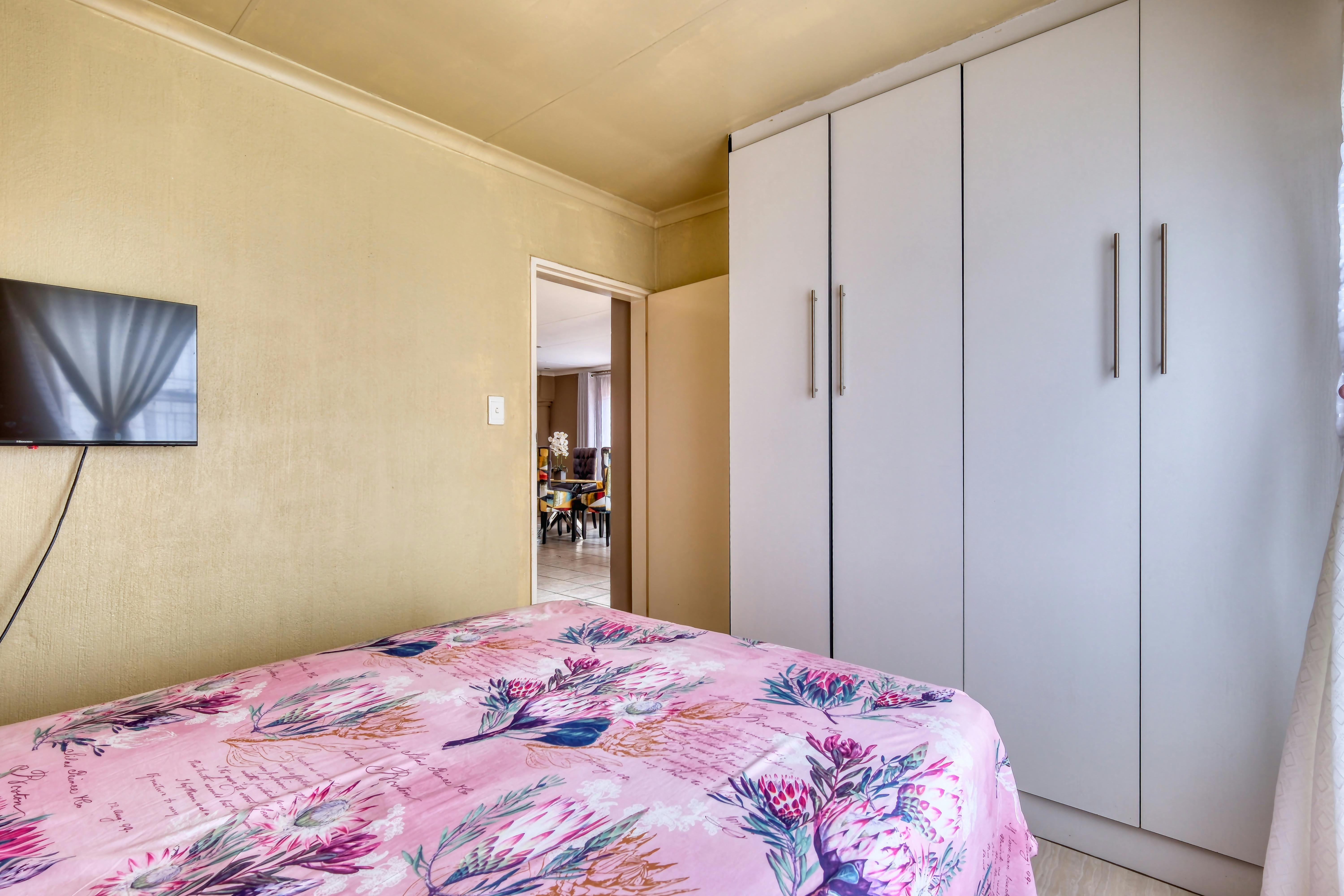 Schlafzimmer mit Kleiderschrank an Innenwand, Abstand zur Außenwand, hell und aufgeräumt