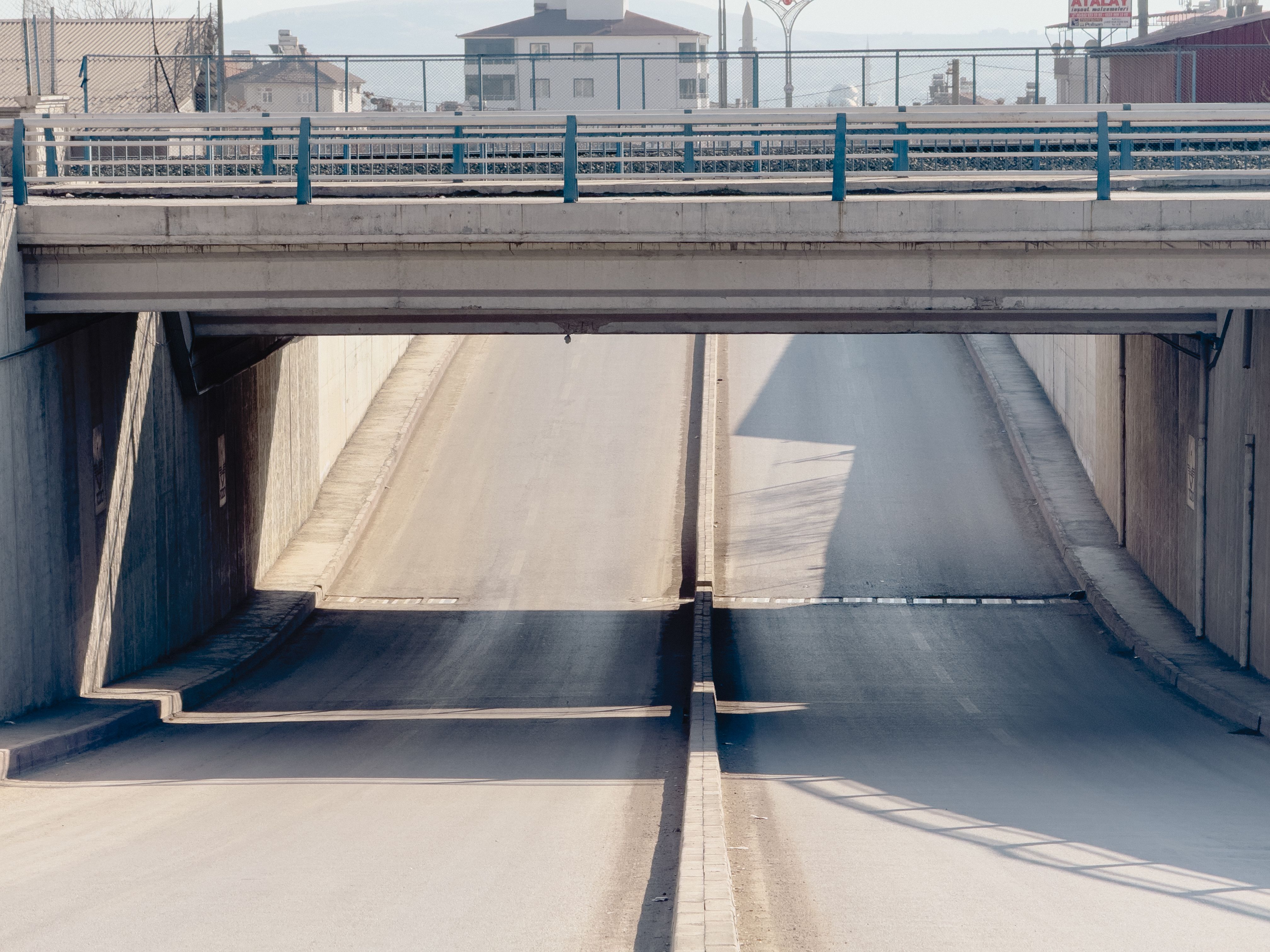 Strada vuota in luce mattutina