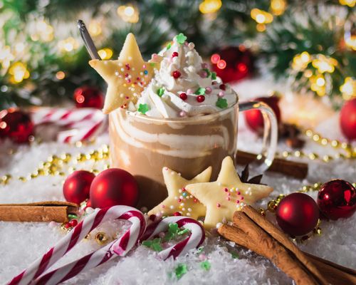 Free A cozy Christmas setup with hot chocolate, cookies, and festive decorations. Stock Photo
