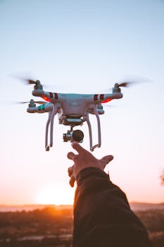 一个人在晴朗的天空中，于日出时发射无人机，捕捉科技与冒险的瞬间
