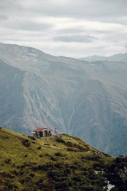 Beautiful landscape with a solitary house overlooking the mountains in Rize, Türkiye.