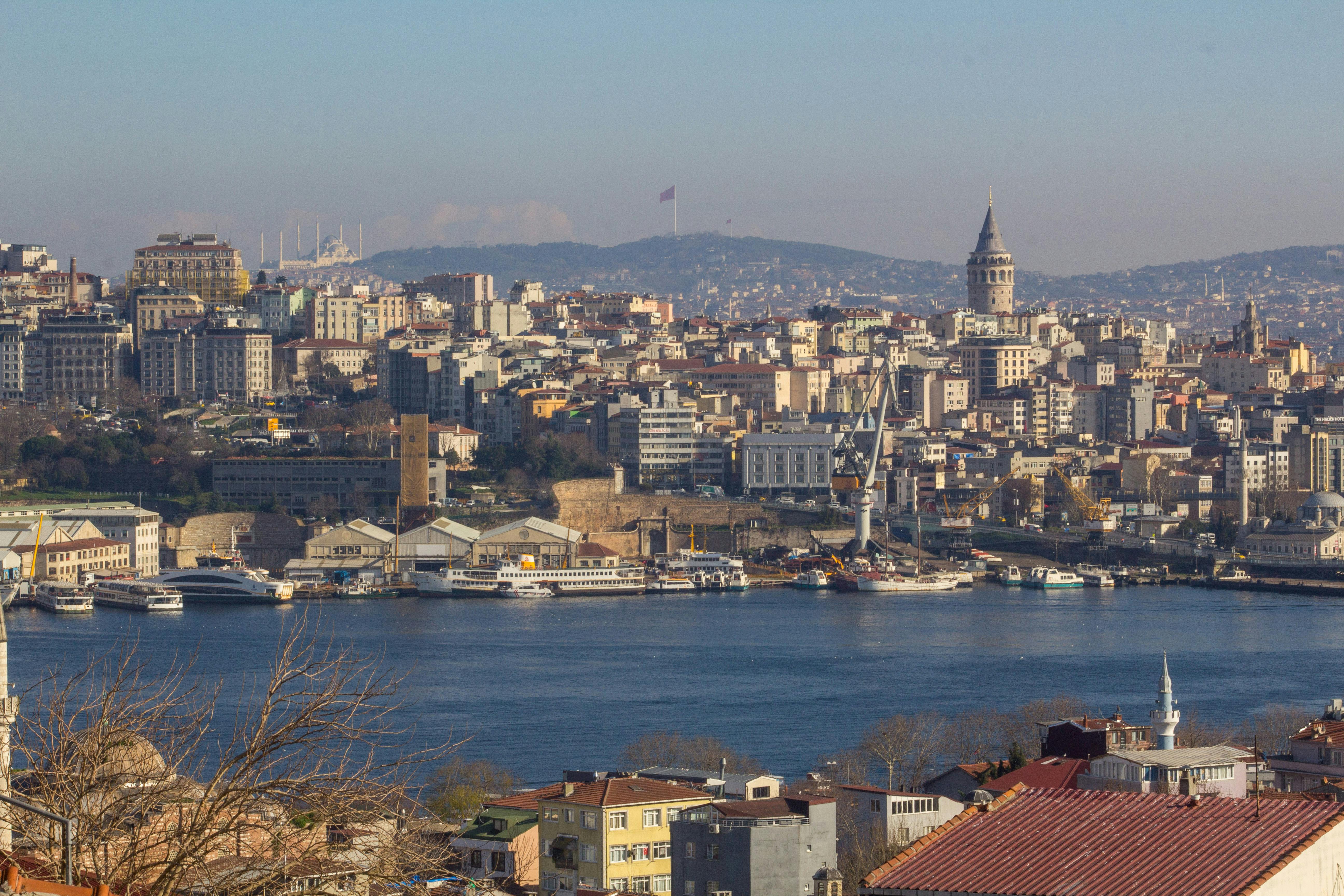 Gratuit Vue panoramique d'Istanbul avec le Bosphore, la tour de Galata et une ligne d'horizon animée. Photos