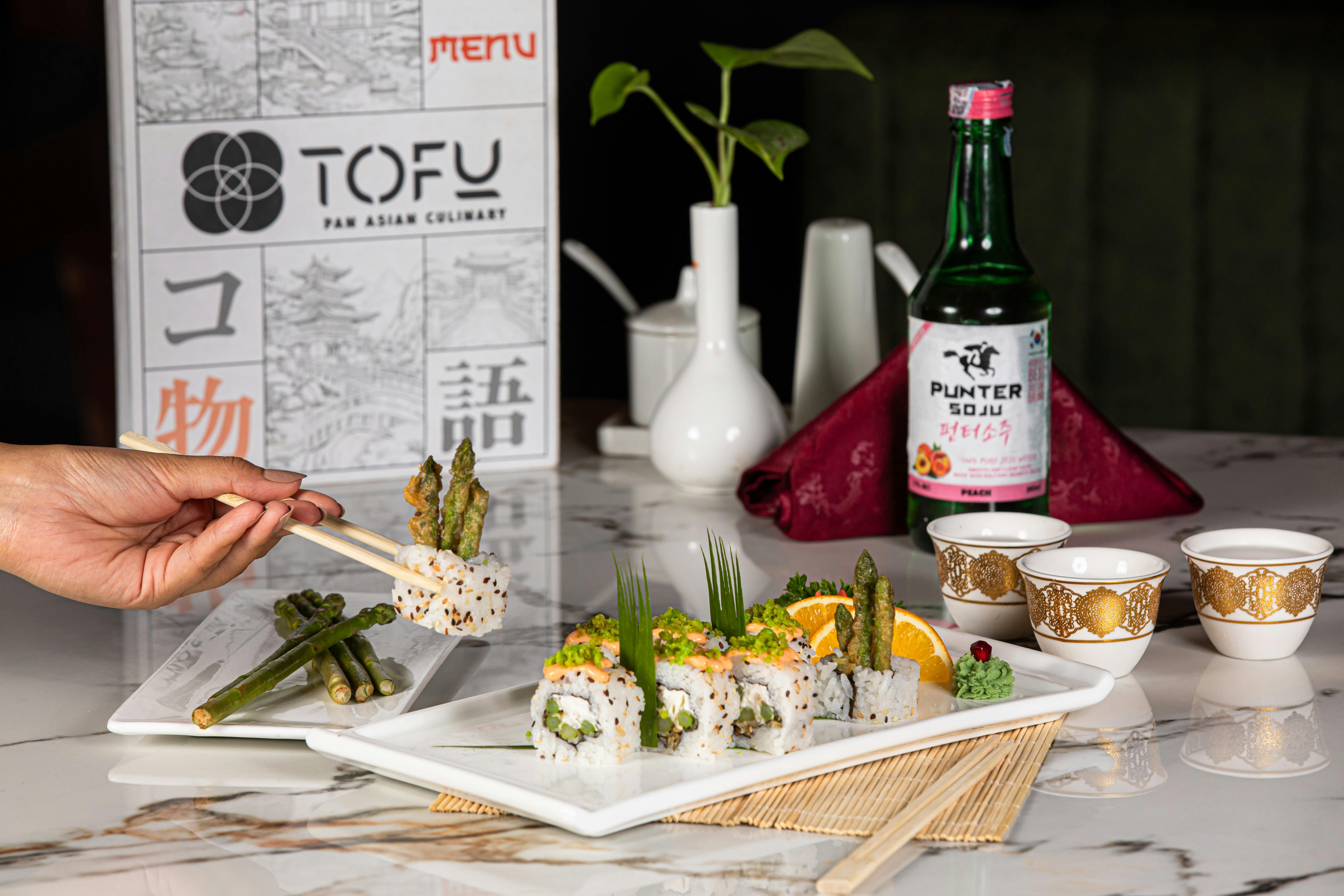 Miễn phí Sushi với măng tây và cam quýt kết hợp với rượu soju, thể hiện bối cảnh ẩm thực châu Á tinh tế. Ảnh lưu trữ