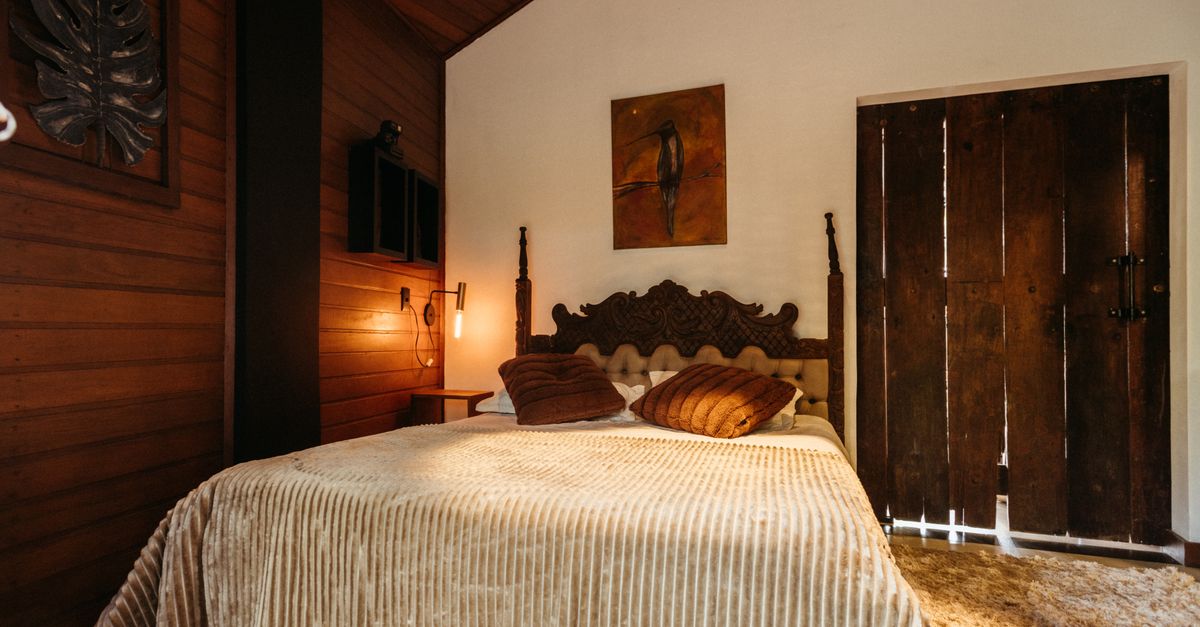 Interior de quarto de madeira aconchegante e convidativo em Santa Teresa, Brasil.