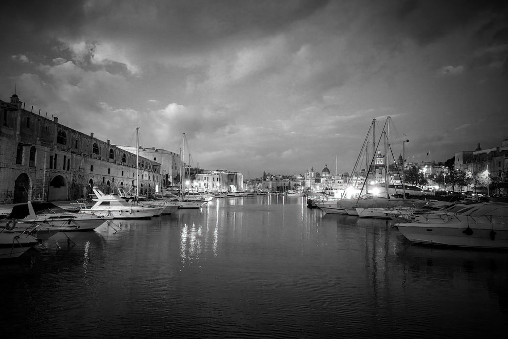 Frame from the video: harbour at night with moored boats — Tom Fisk on Pexels