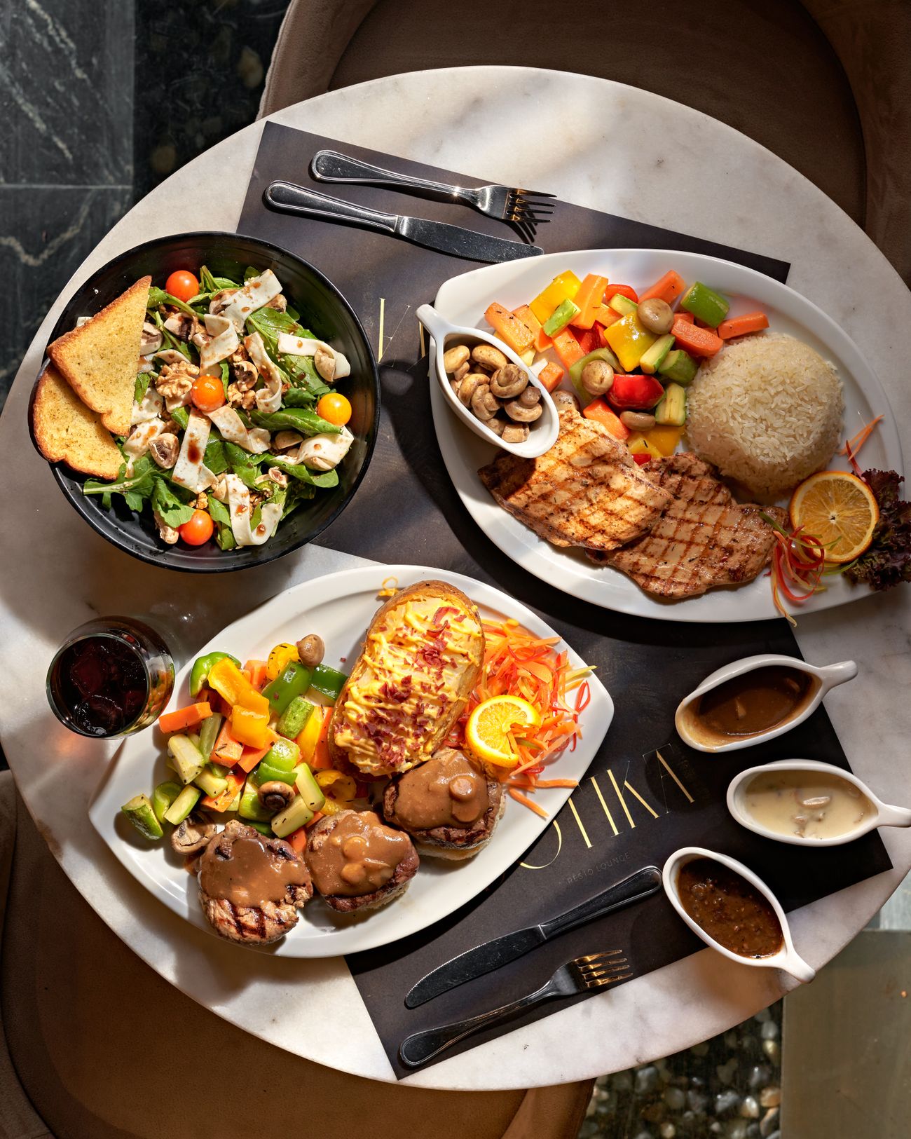Platos y acompañamientos representativos servidos para una cena