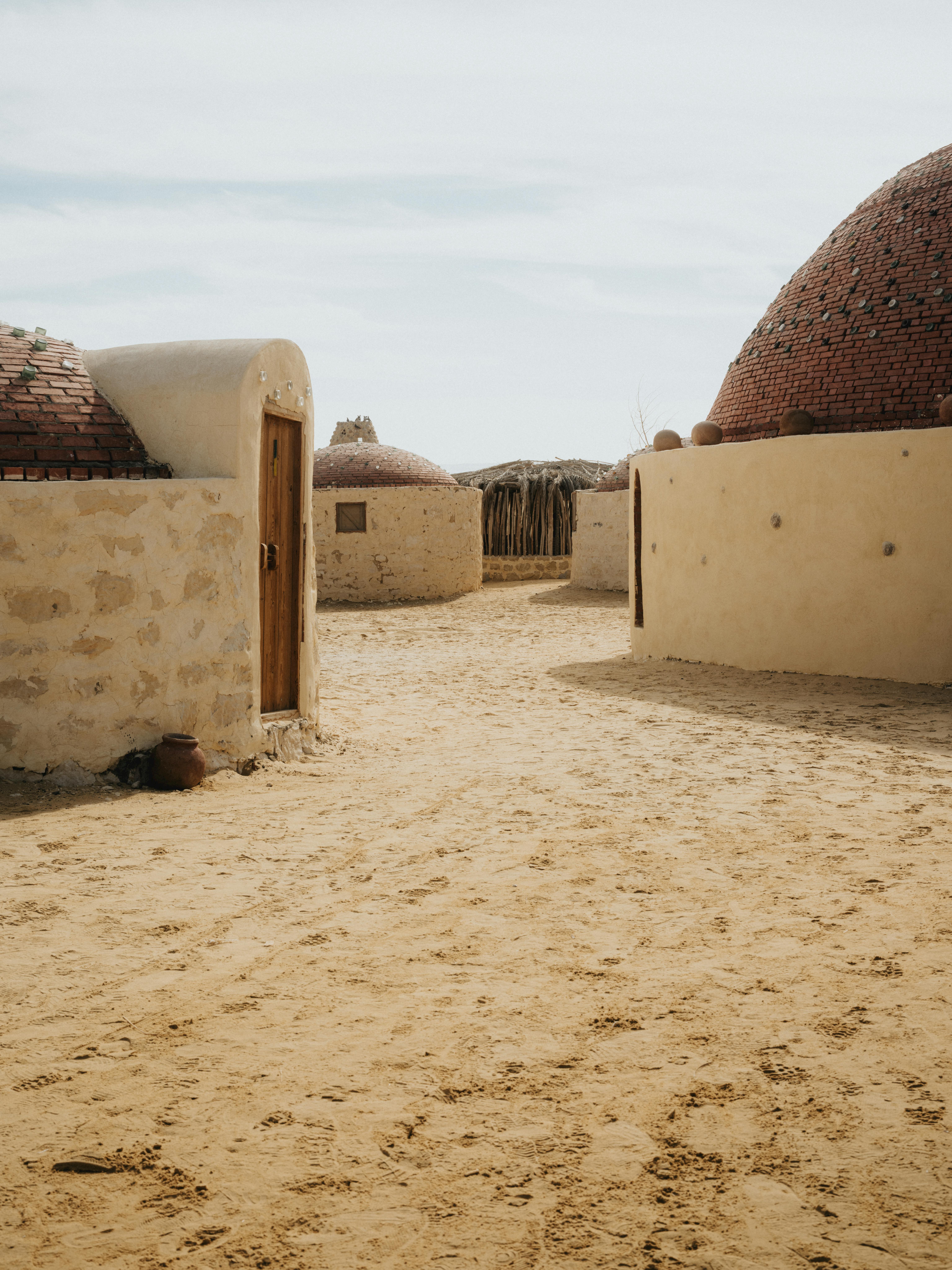 De franc Exploreu les cases tradicionals amb sostre de cúpula en un poble del desert de Gizeh, que mostra una arquitectura egípcia única. Foto d'estoc