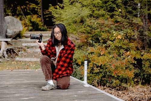 拿著照相機的婦女