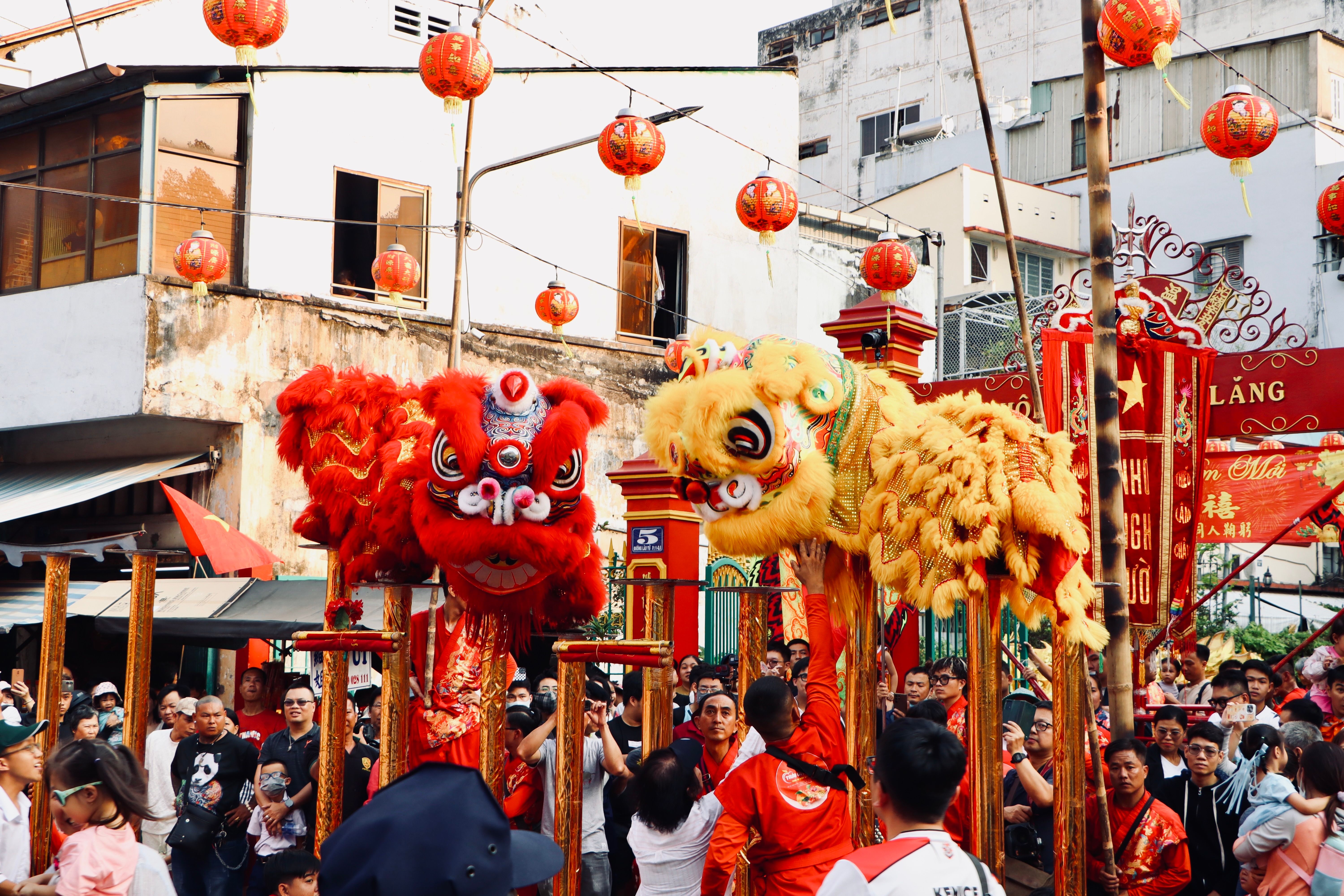 城市街头热闹非凡的舞狮庆典 · 免费素材图片