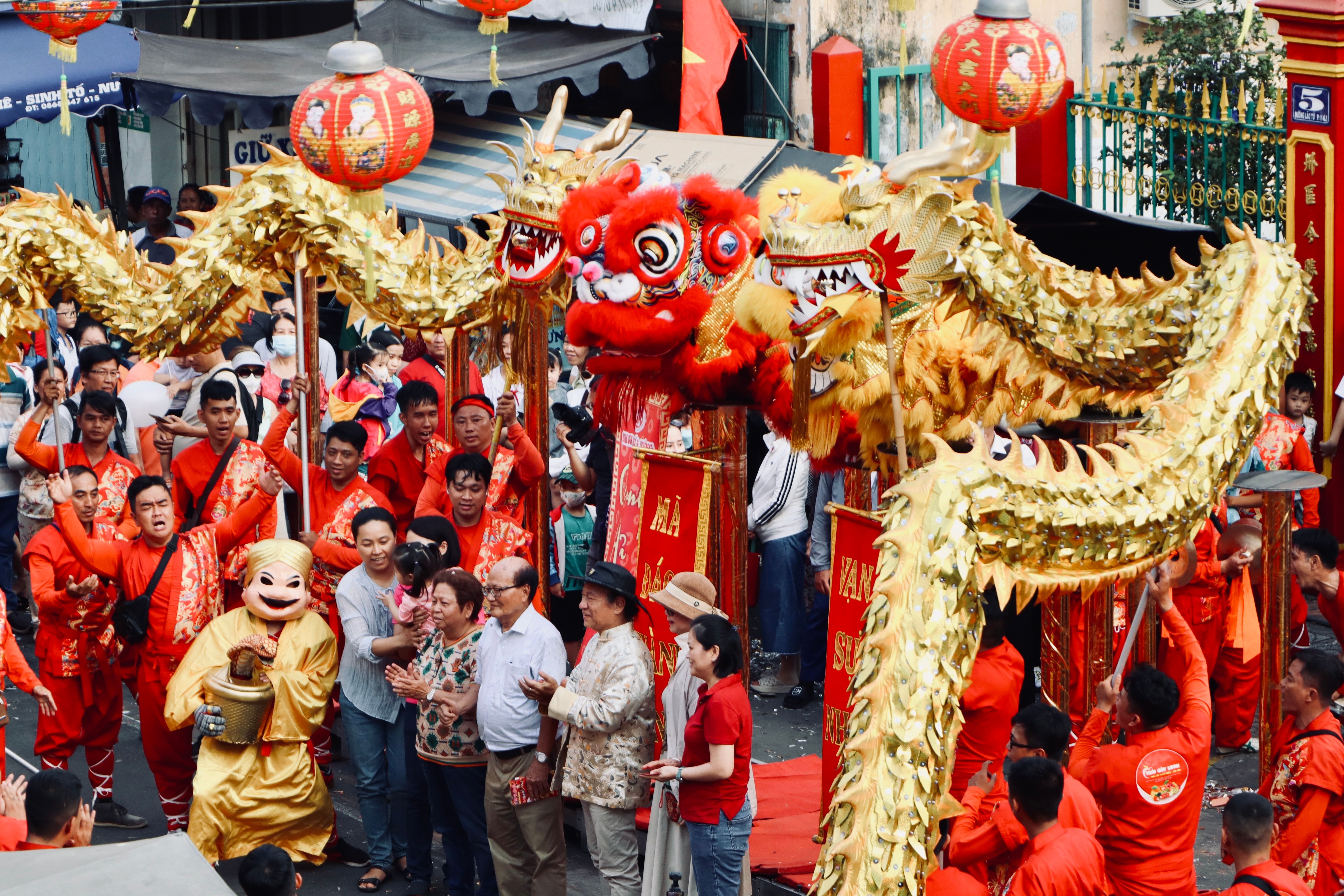 Vibrant Dragon Dance Celebration at Festival · Free Stock Photo