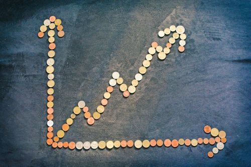 Gratis Un gráfico de tendencia ascendente elaborado a partir de monedas que representan el crecimiento y el éxito financiero. Foto de stock