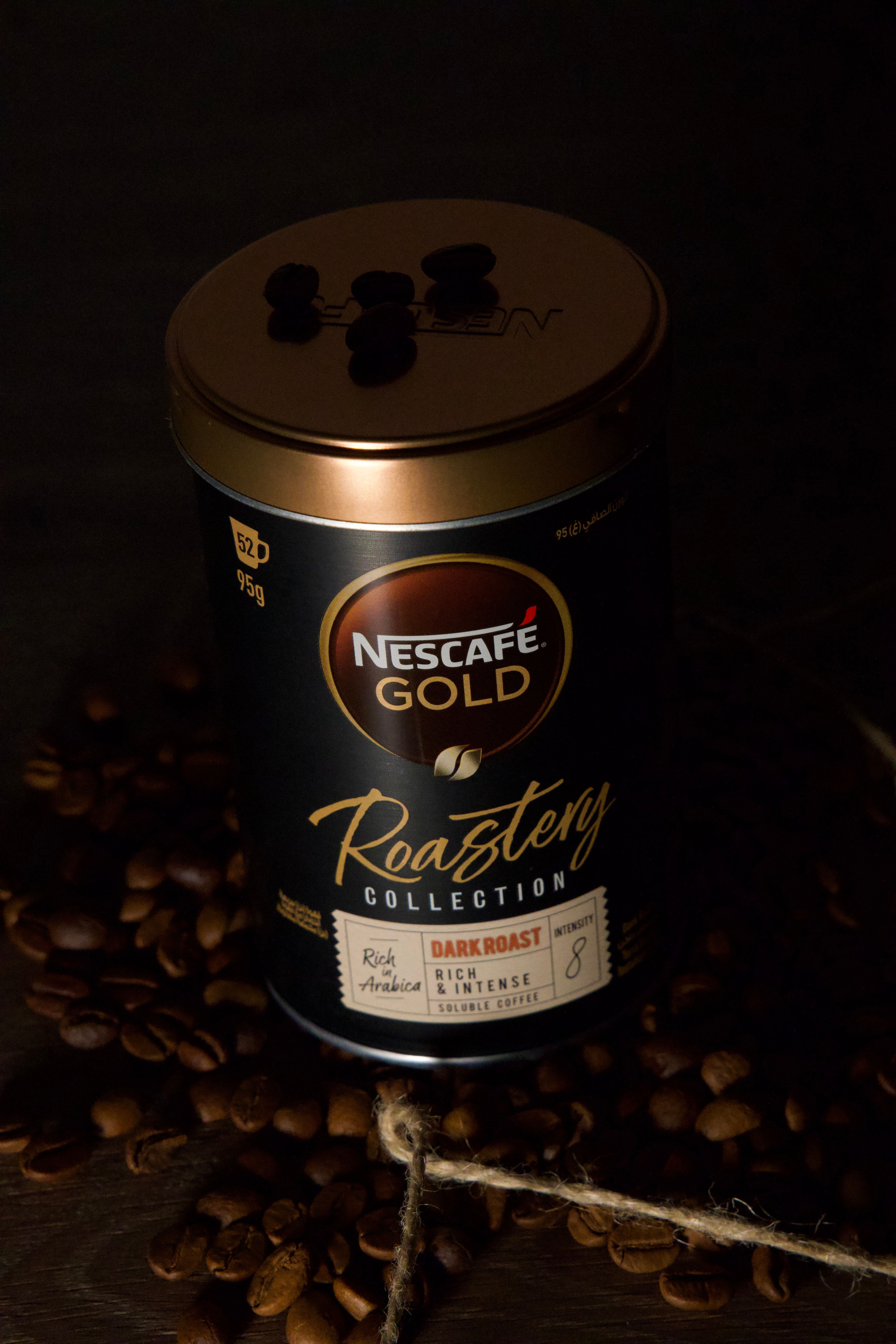 бесплатная Банка для кофе Nescafé Gold Roastery Collection с этикеткой «зерна и темная обжарка». Стоковое фото