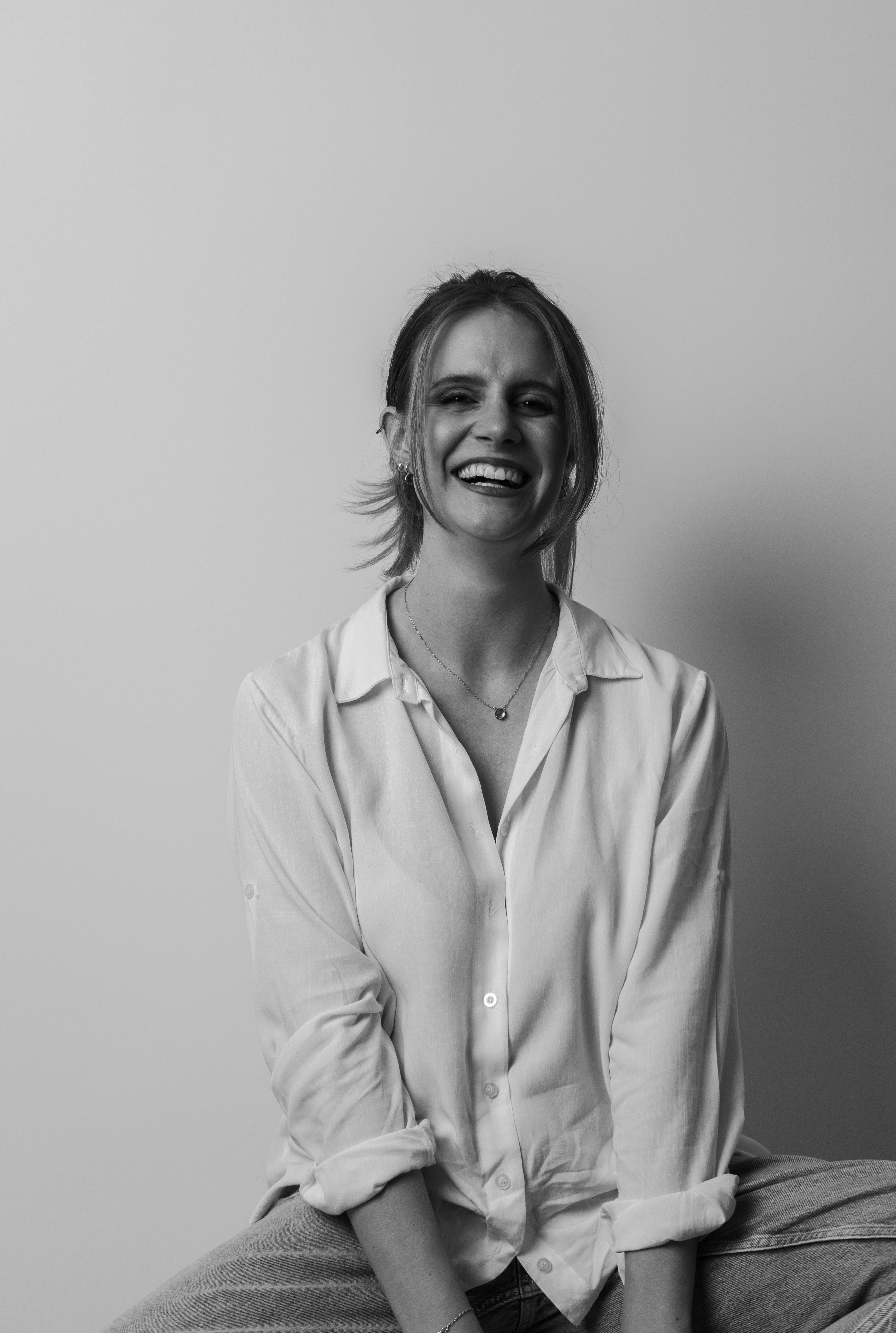 Elegant black and white portrait of a professional woman in Caxias do Sul.