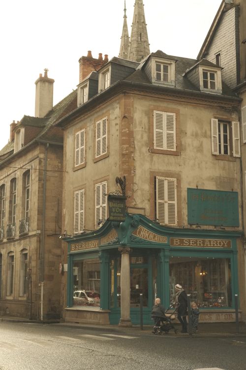 Free Vintage street view with people in French city, showcasing historic architecture. Stock Photo
