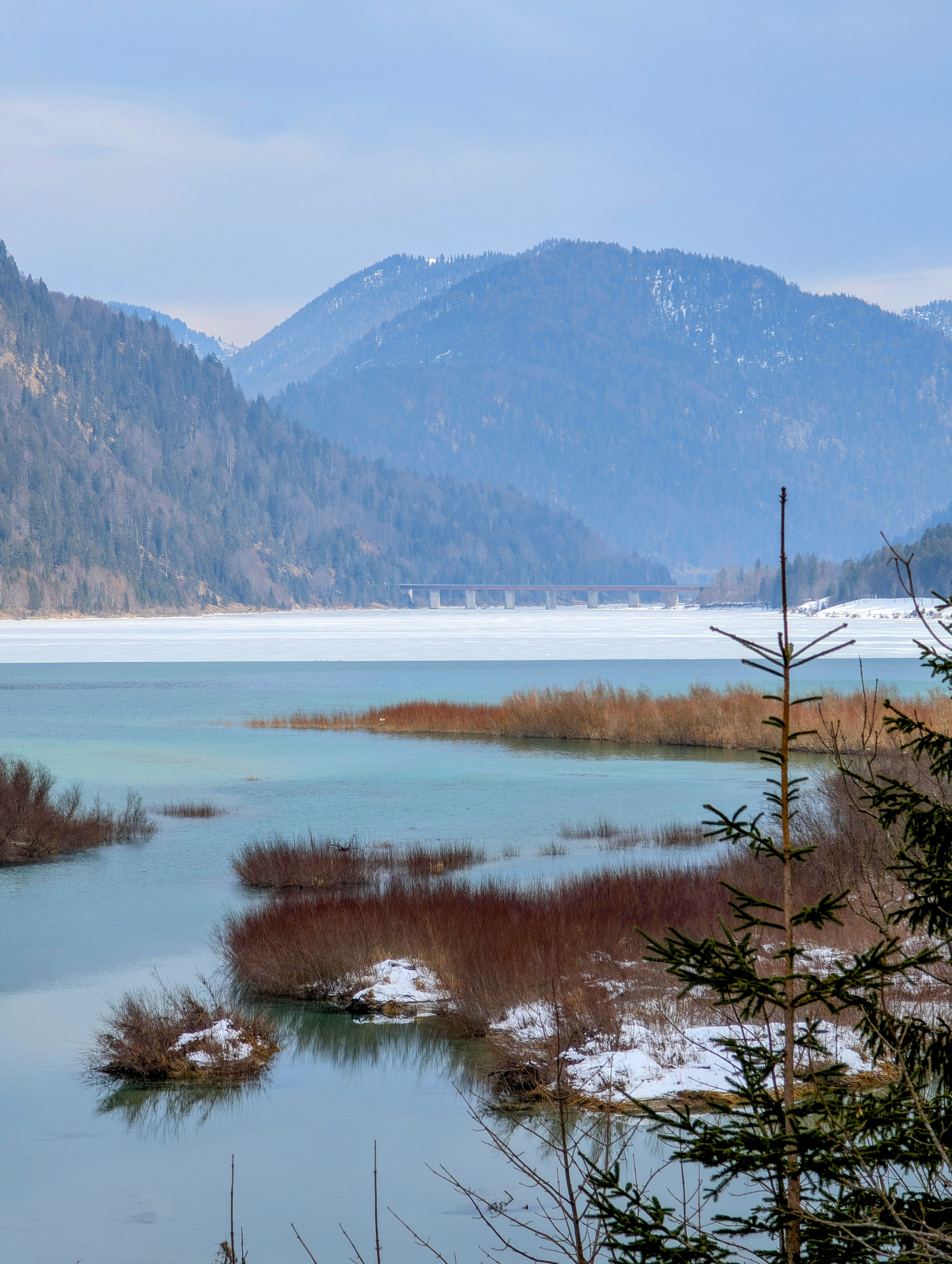 Sereno Paisaje Invernal Del Lago De Los Alpes Bávaros · Foto de stock ...