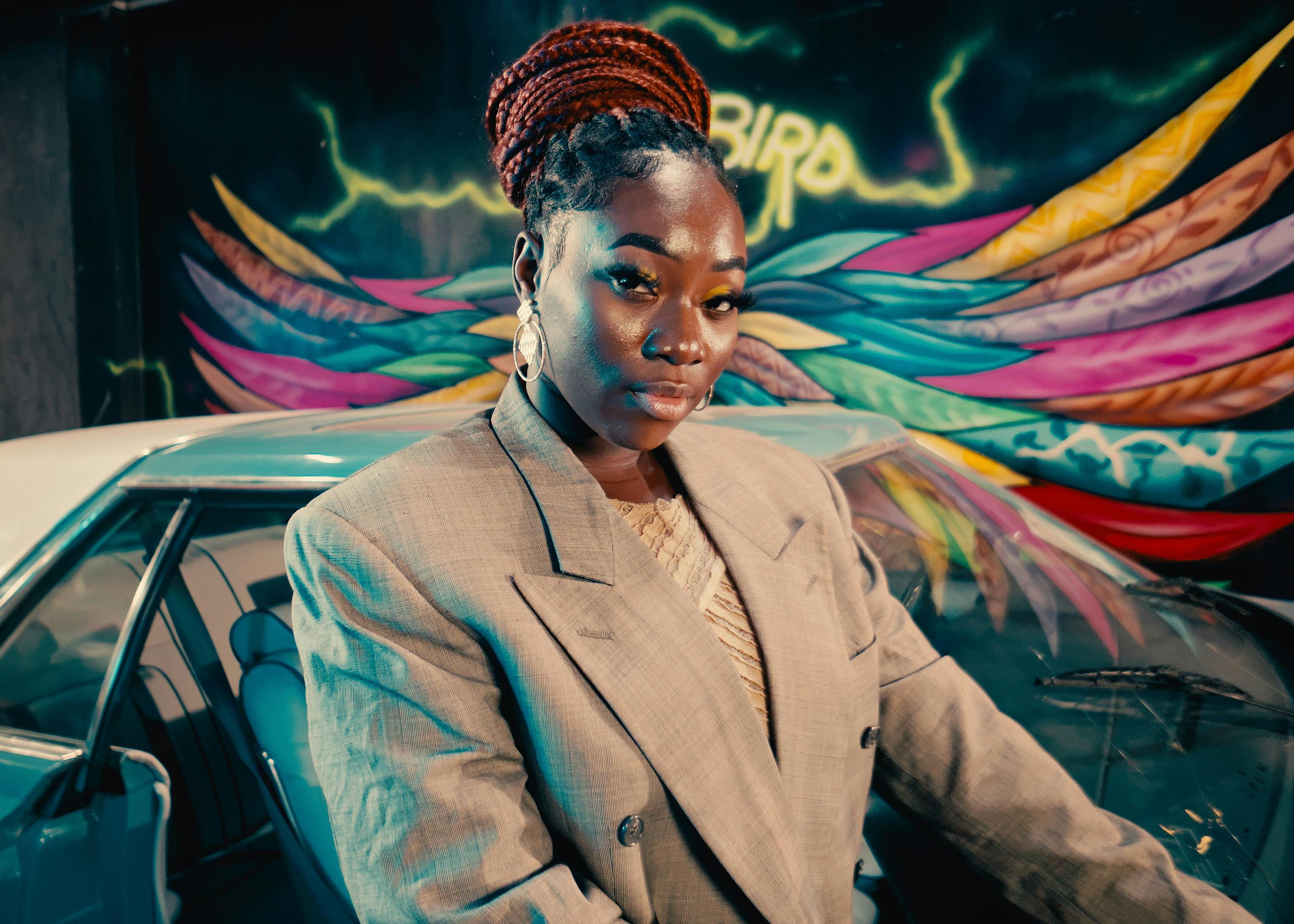 Gratuit Portrait de mode puissant d'une femme avec un fond de graffitis colorés. Photos