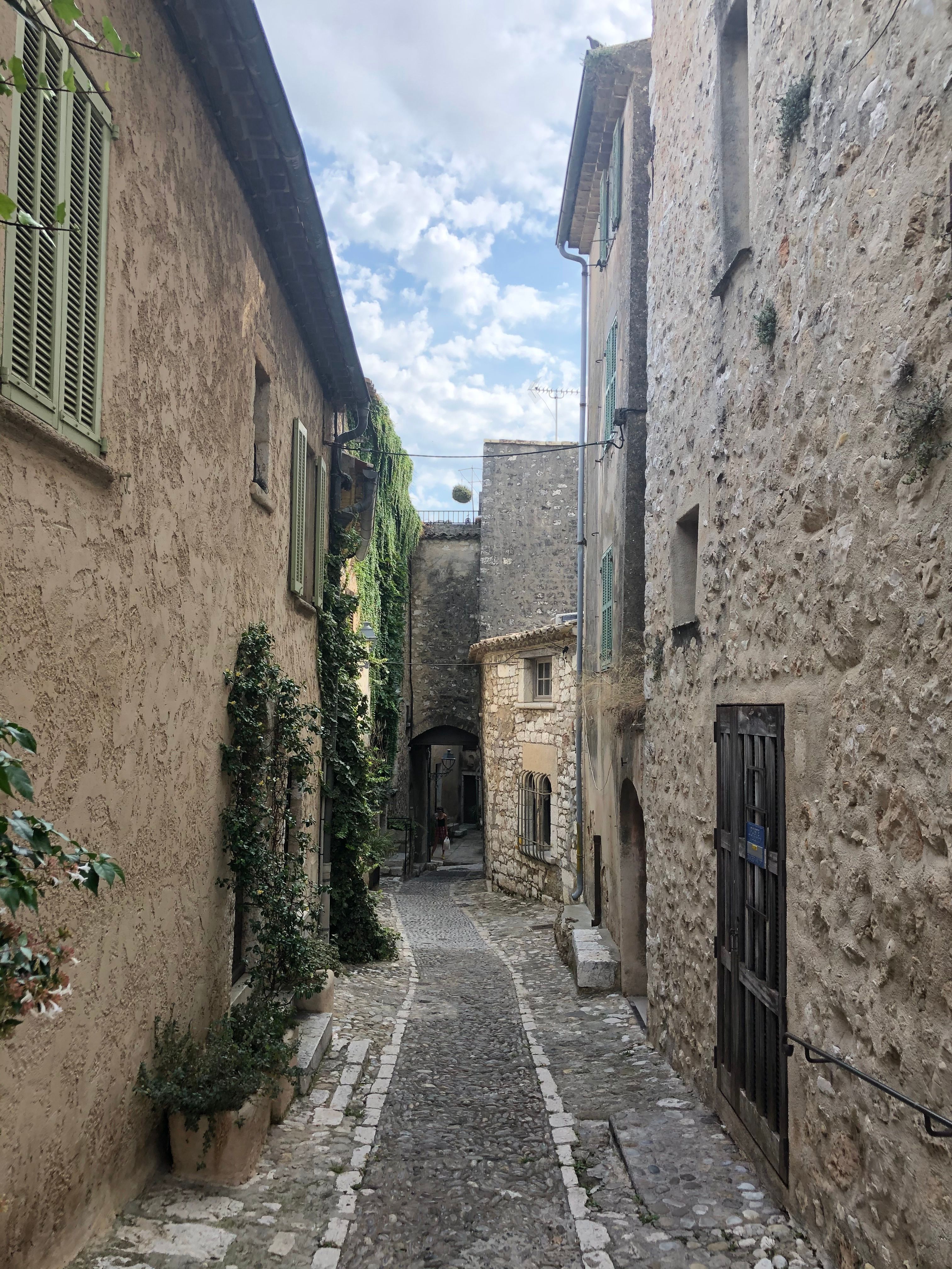 Charming Cobblestone Alley in a Historic Village · Free Stock Photo