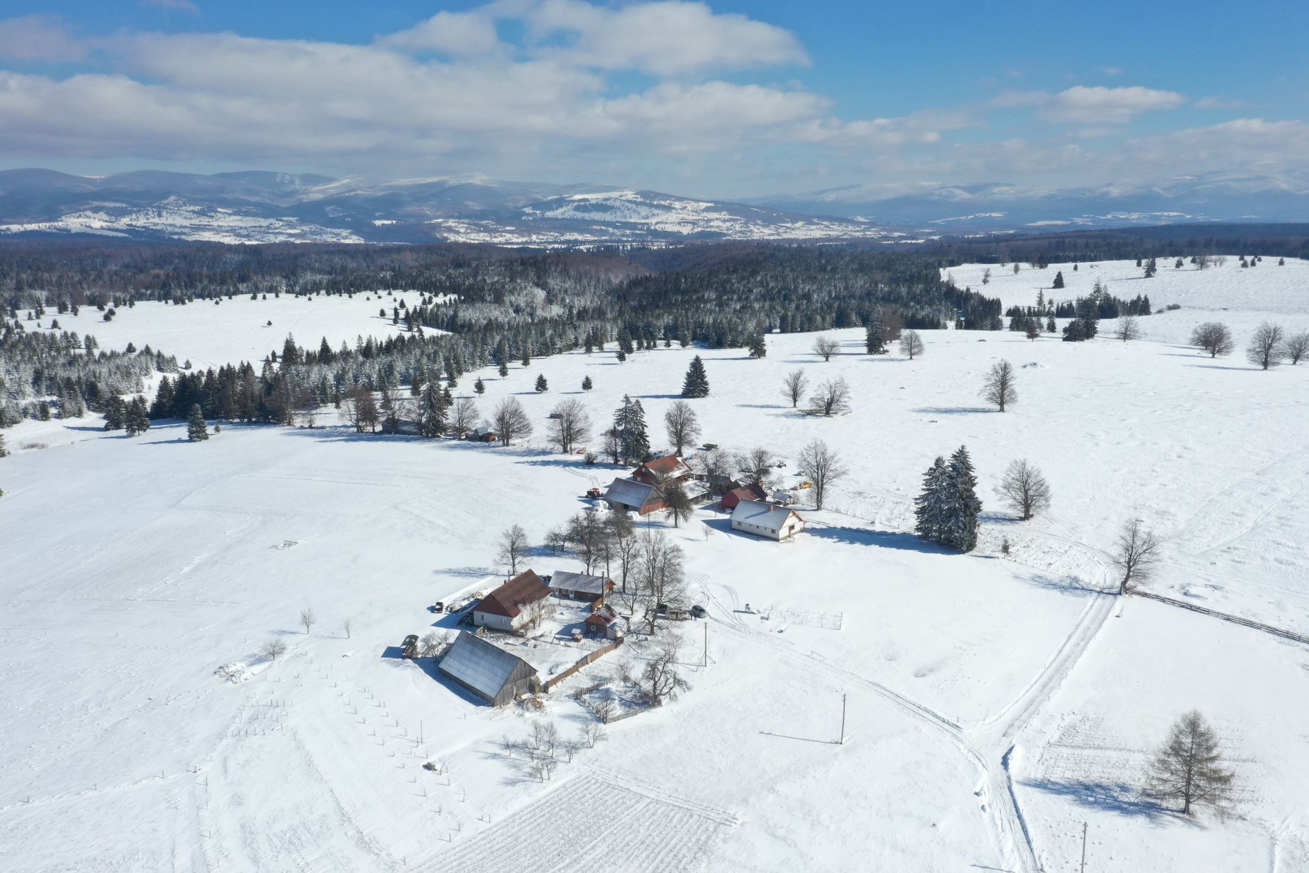 Verificări cu drone în județul Arad pentru combaterea deșeurilor ilegale Verificări cu drone în județul Arad pentru combaterea deșeurilor ilegale