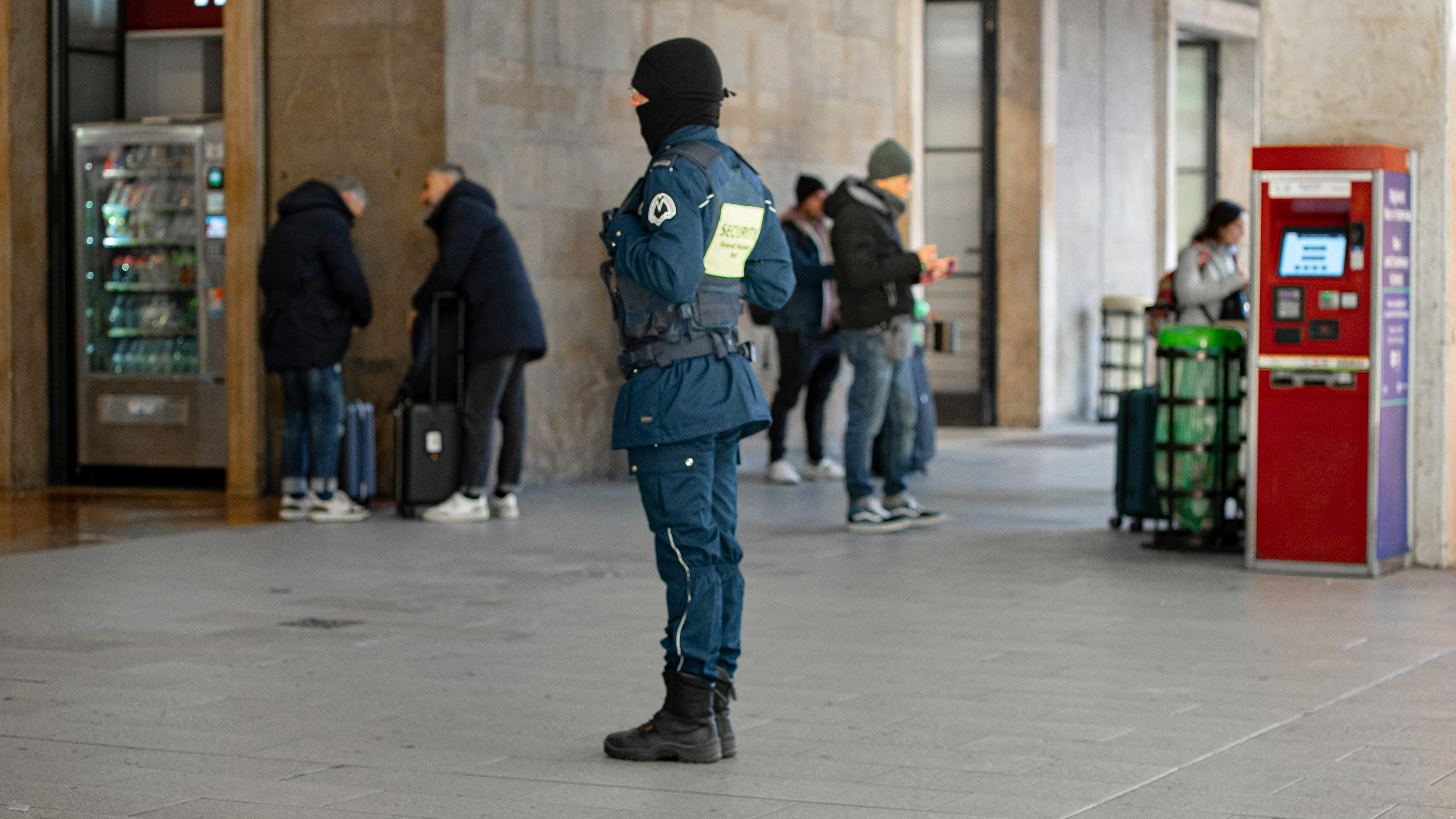 general travel safety tips — Photo by Mihaela Claudia  Puscas on Pexels