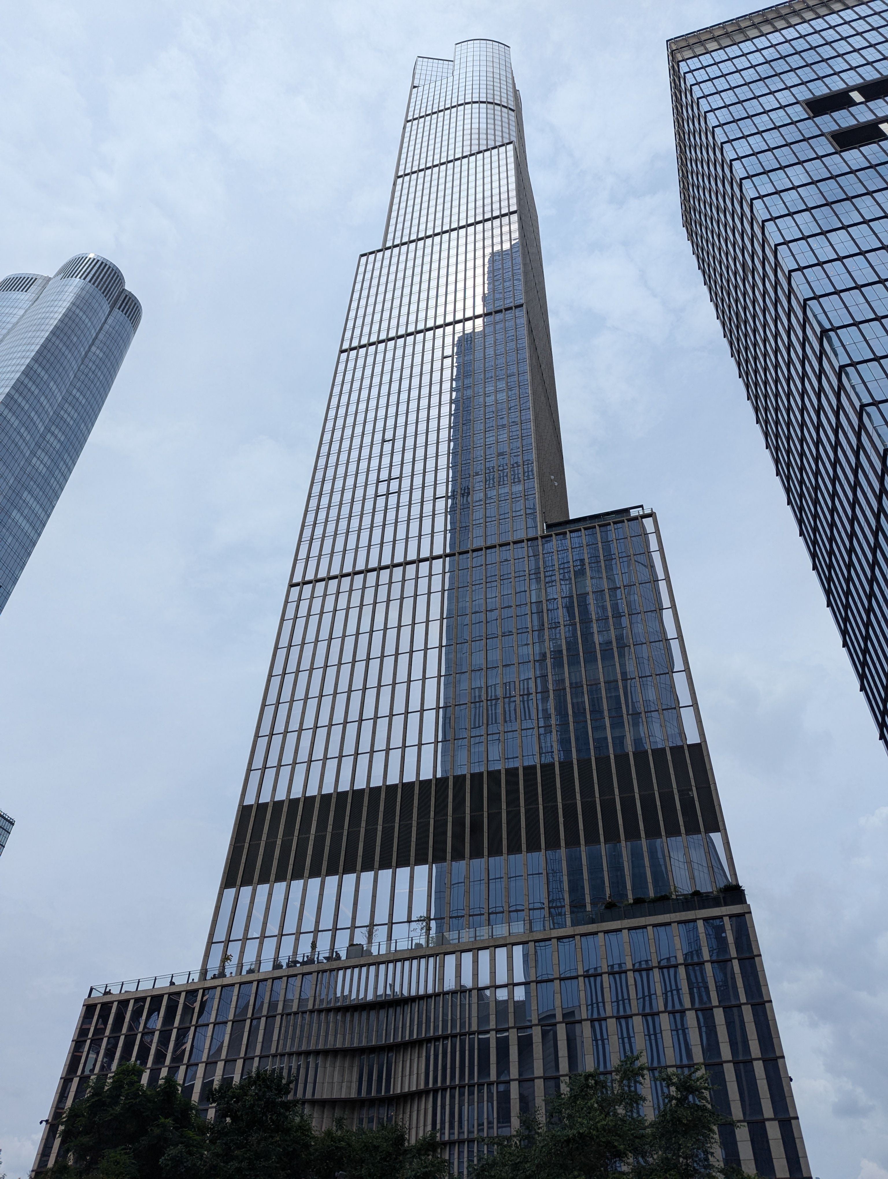 Rascacielos Que Refleja El Cielo En Un Paisaje Urbano · Foto de stock ...