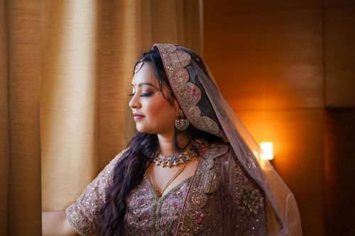 Free Beautiful Indian bride in traditional attire showcasing elegant jewelry and makeup. Stock Photo