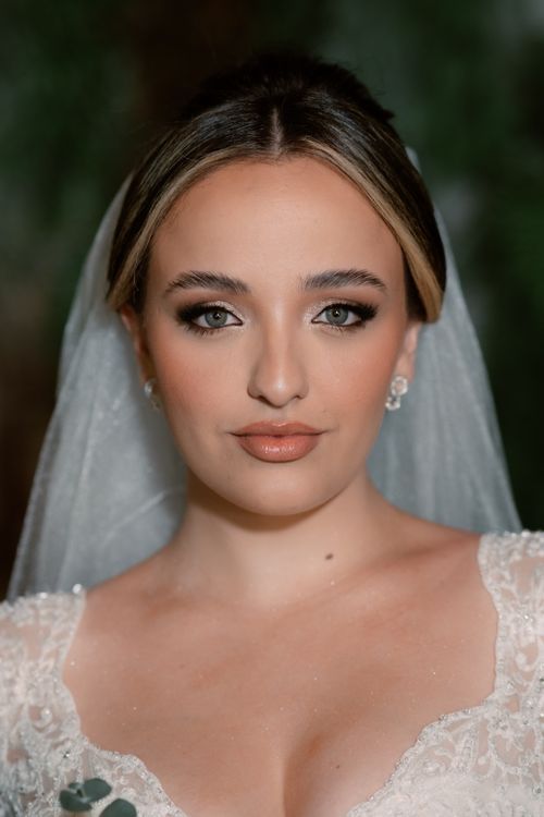 Free Close-up portrait of a bride with veil, showcasing elegant makeup and hairstyle. Stock Photo