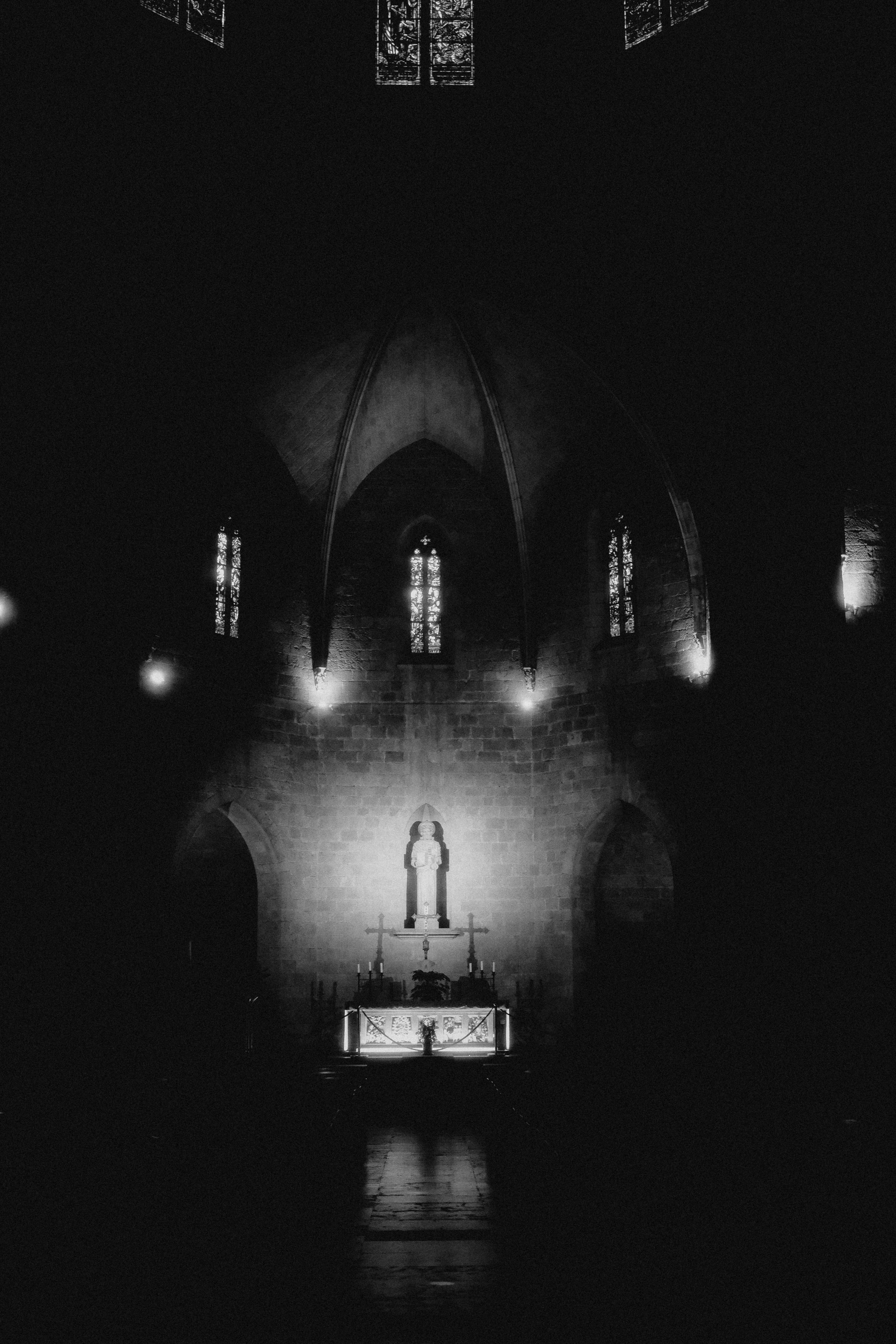 Gratis Interior de catedral gótica con altar iluminado en blanco y negro. Foto de stock