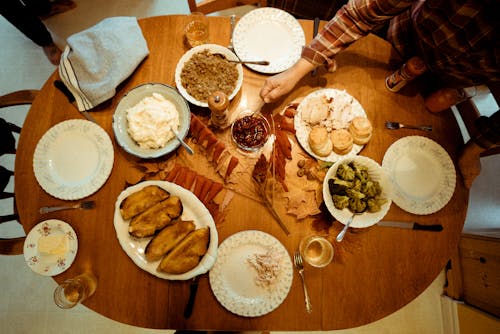 免费 棕色木制的桌子上的熟食的平面摄影 素材图片