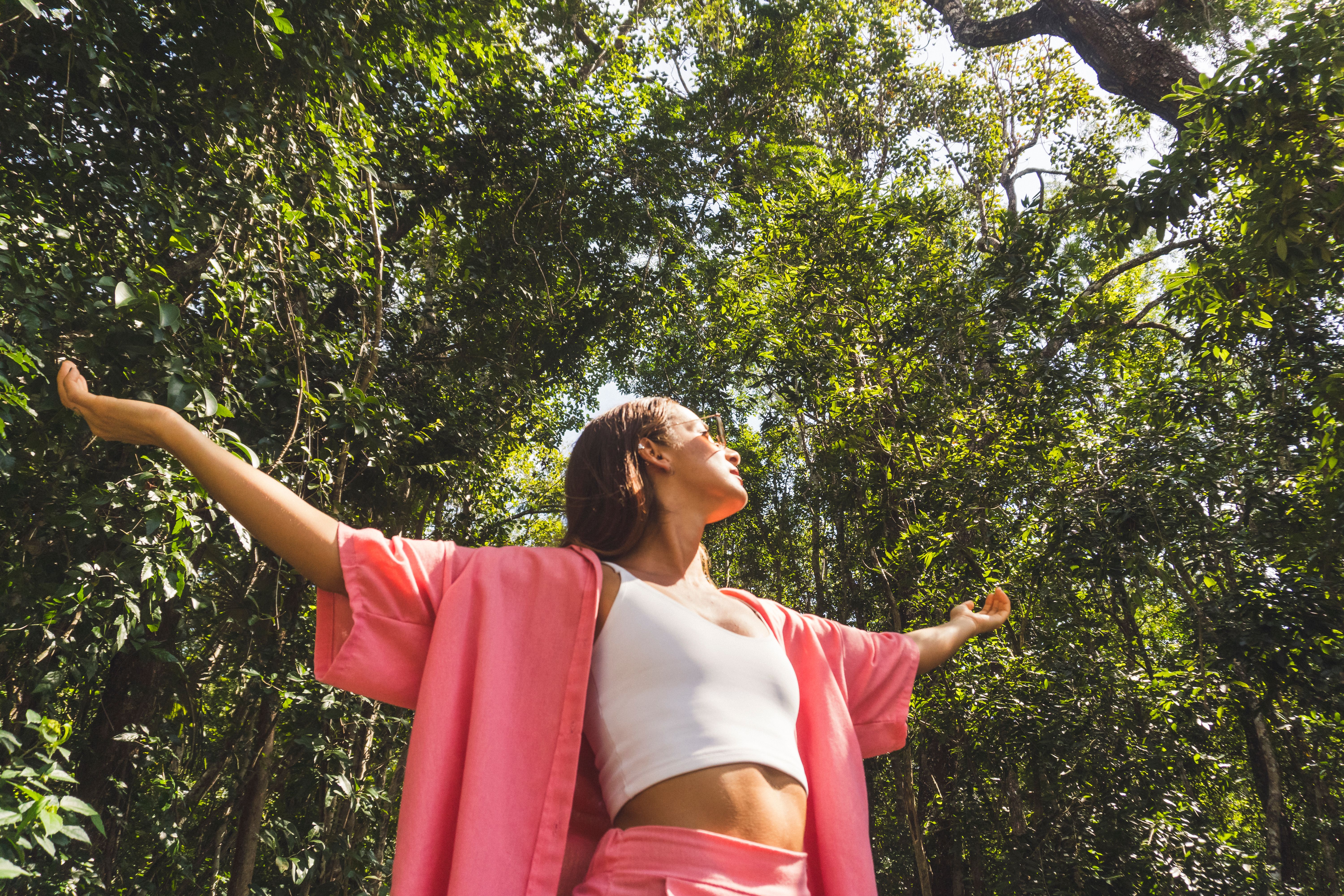 Mujer Abrazando La Naturaleza En El Bosque Tropical · Foto de stock ...