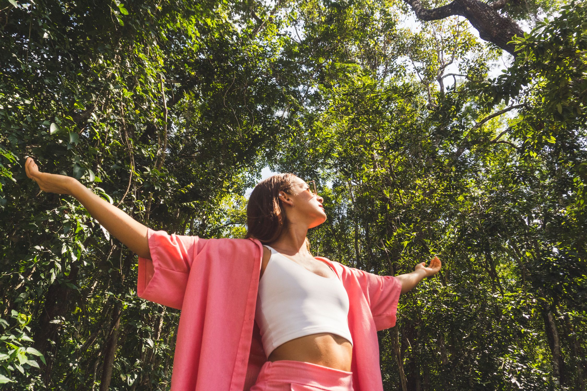 Mujer Abrazando La Naturaleza En El Bosque Tropical · Foto de stock ...